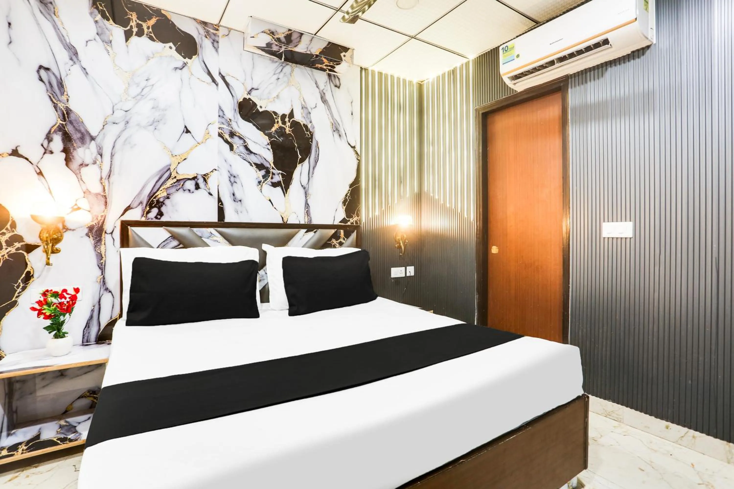 Bedroom in Collection O Golden Key Near TDI Mall