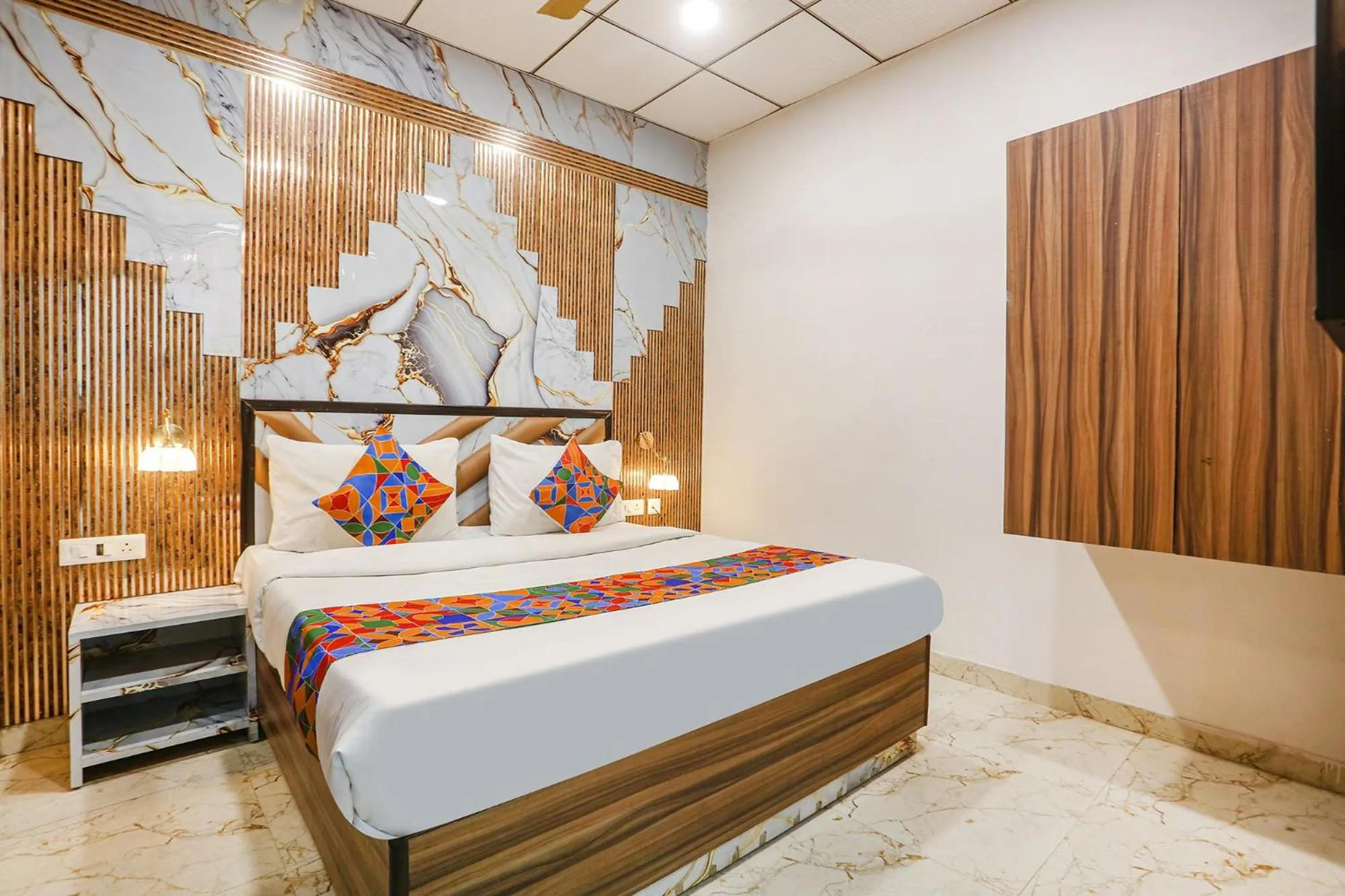 Collection O Golden Key Near TDI Mall