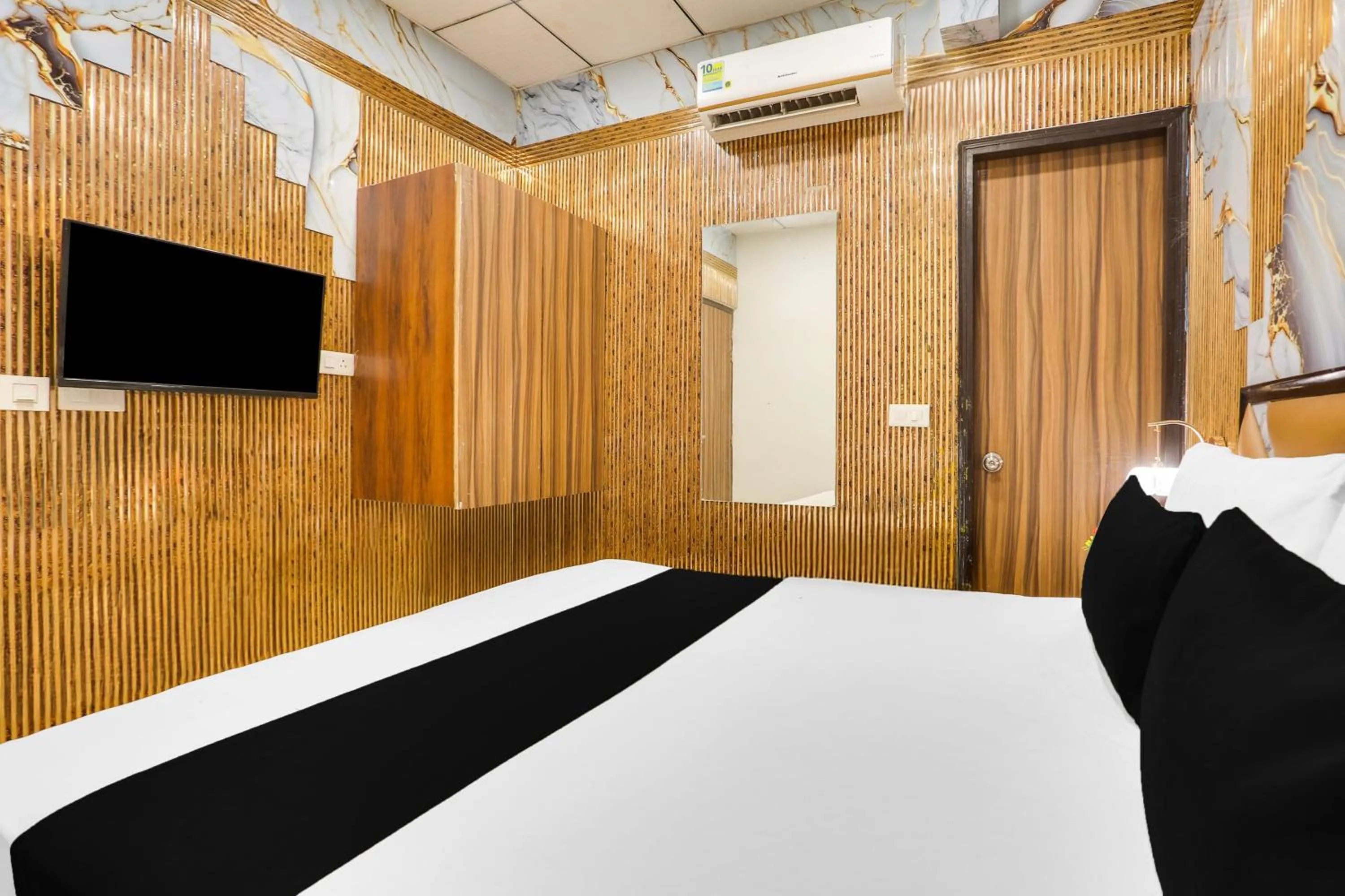 Bedroom in Collection O Golden Key Near TDI Mall