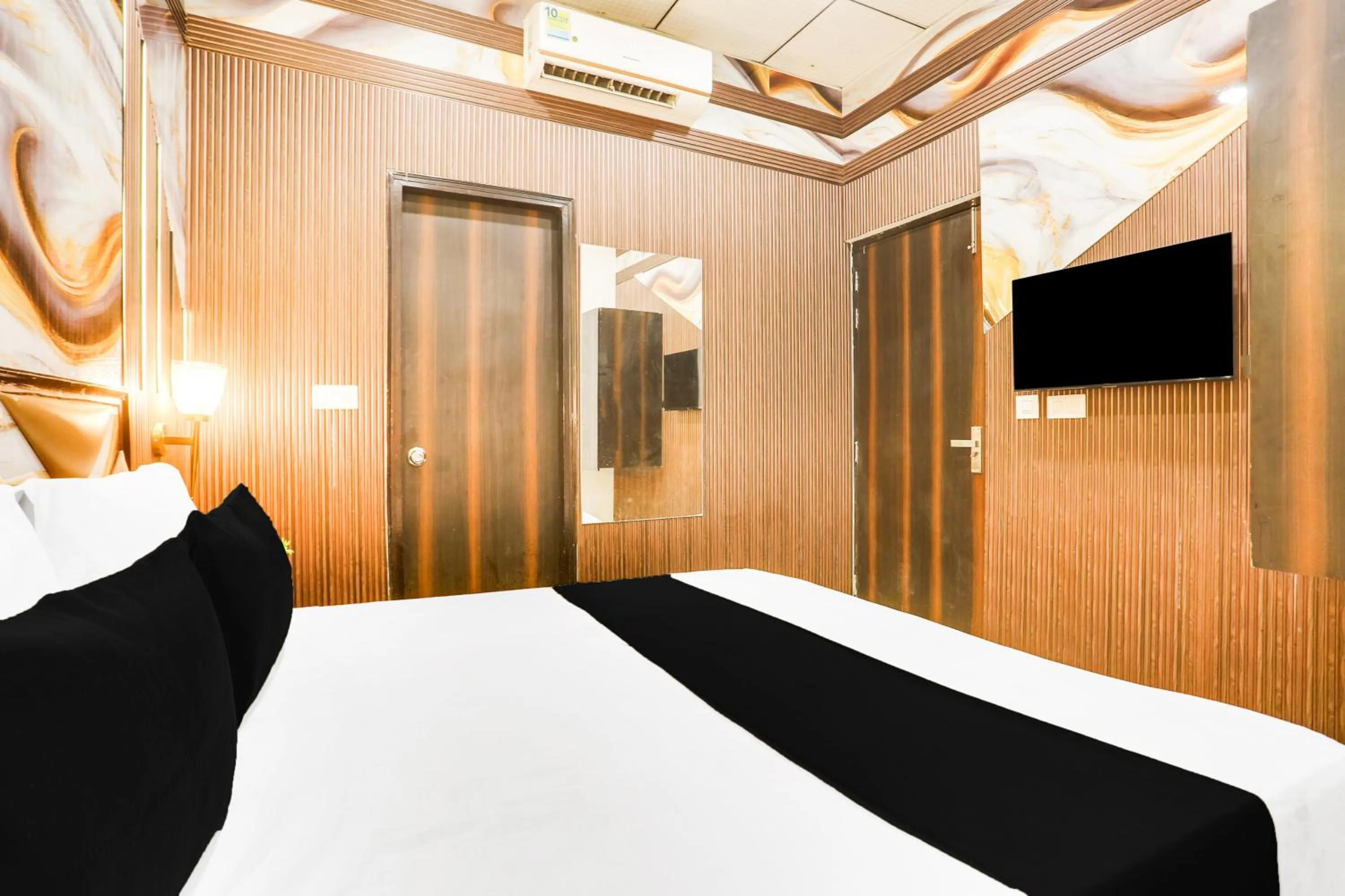 Bedroom in Collection O Golden Key Near TDI Mall