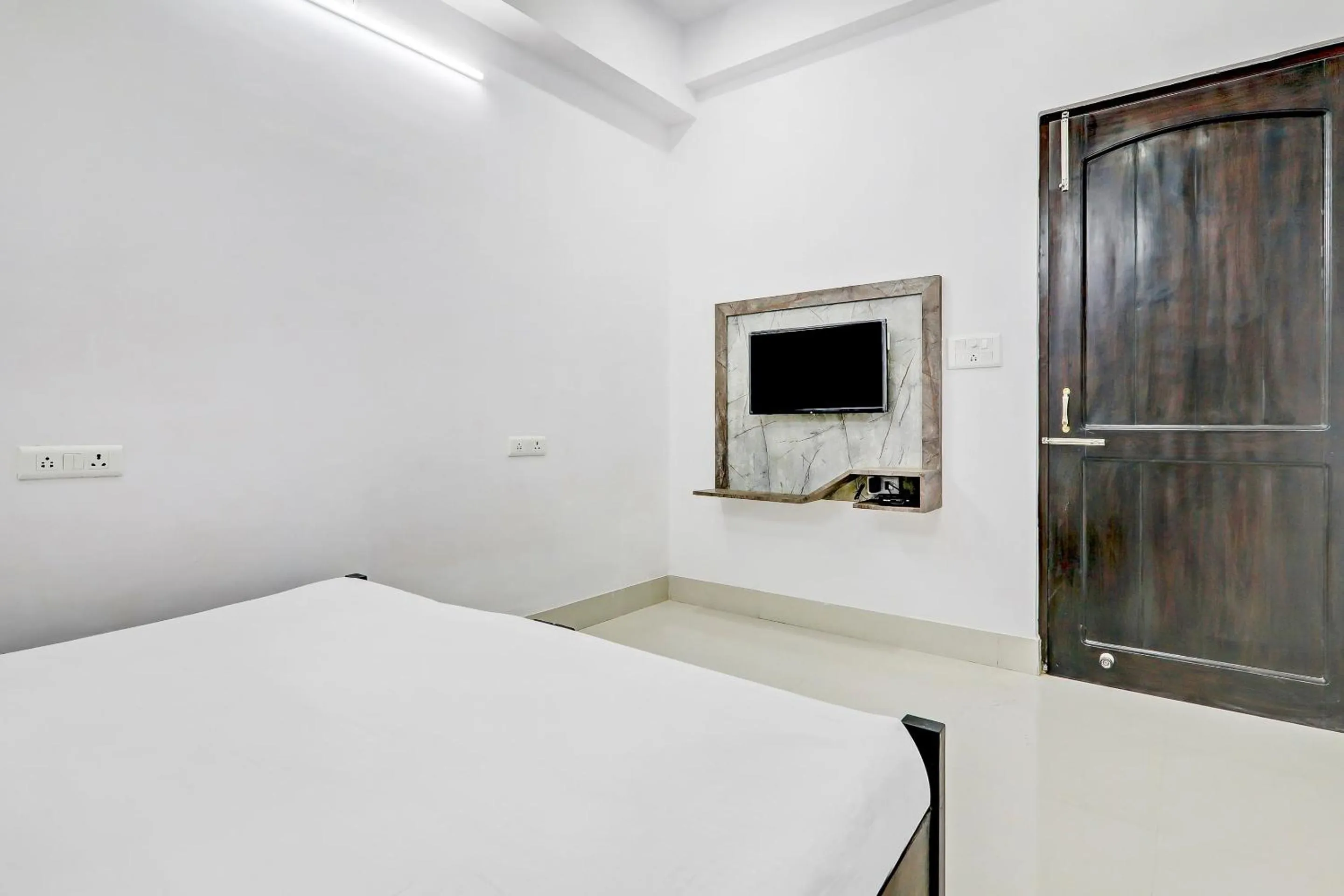 Bathroom, Bed in Hotel O The Lemongrass