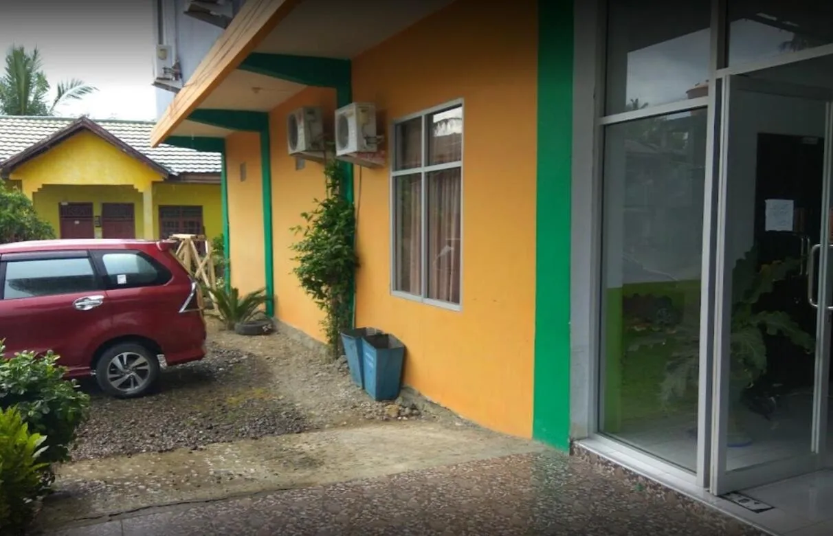 Facade/entrance in OYO 93411 Syariah Hotel Tomborang