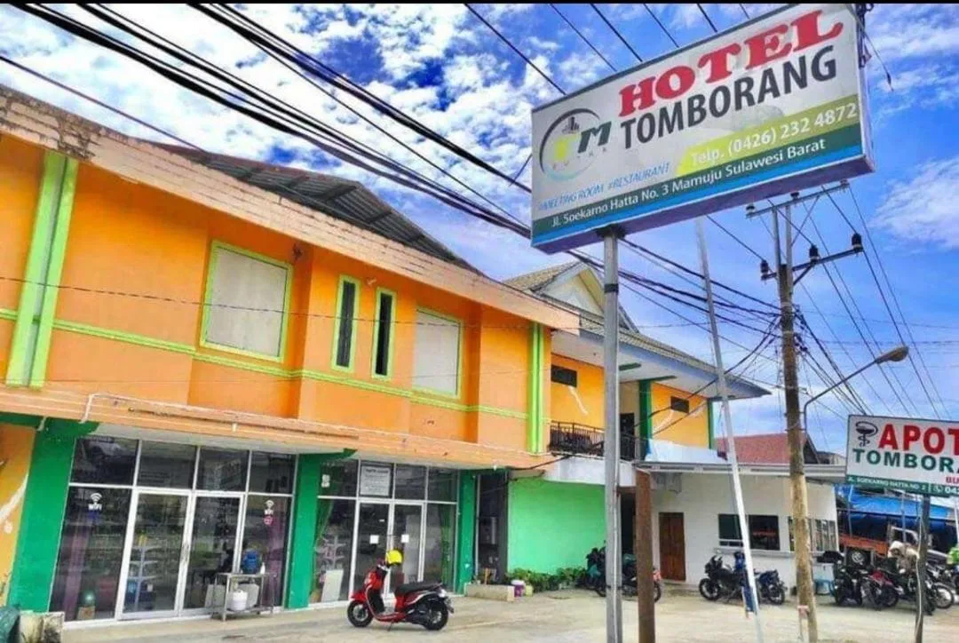 Facade/entrance in OYO 93411 Syariah Hotel Tomborang
