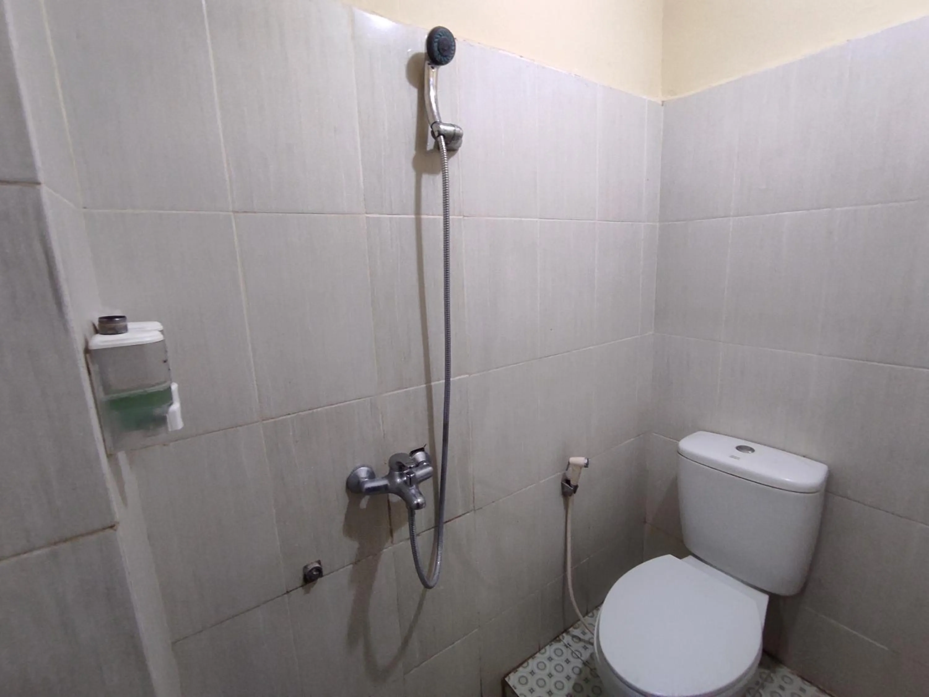 Bathroom in OYO 93411 Syariah Hotel Tomborang