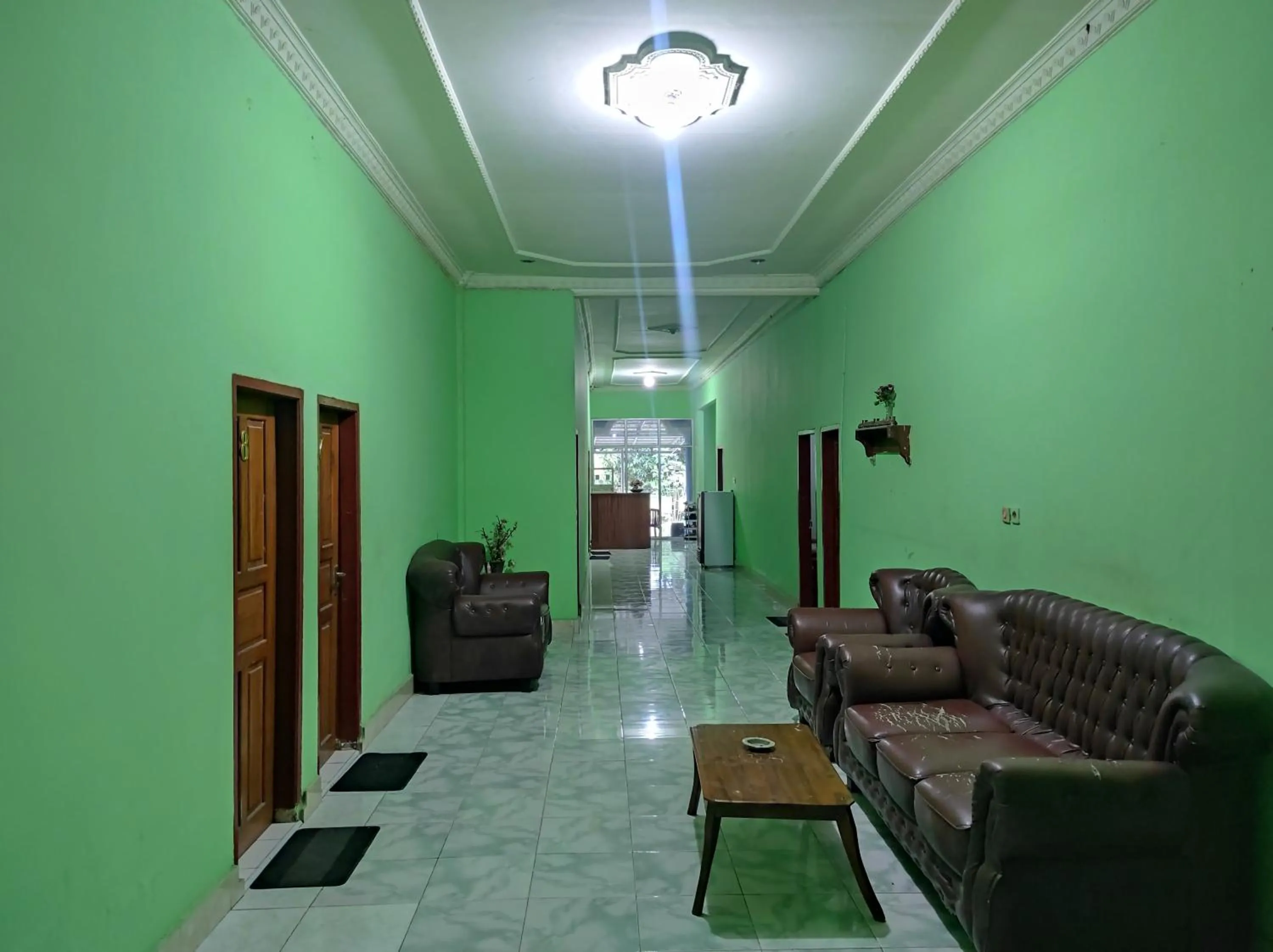 Lobby or reception in OYO 93411 Syariah Hotel Tomborang