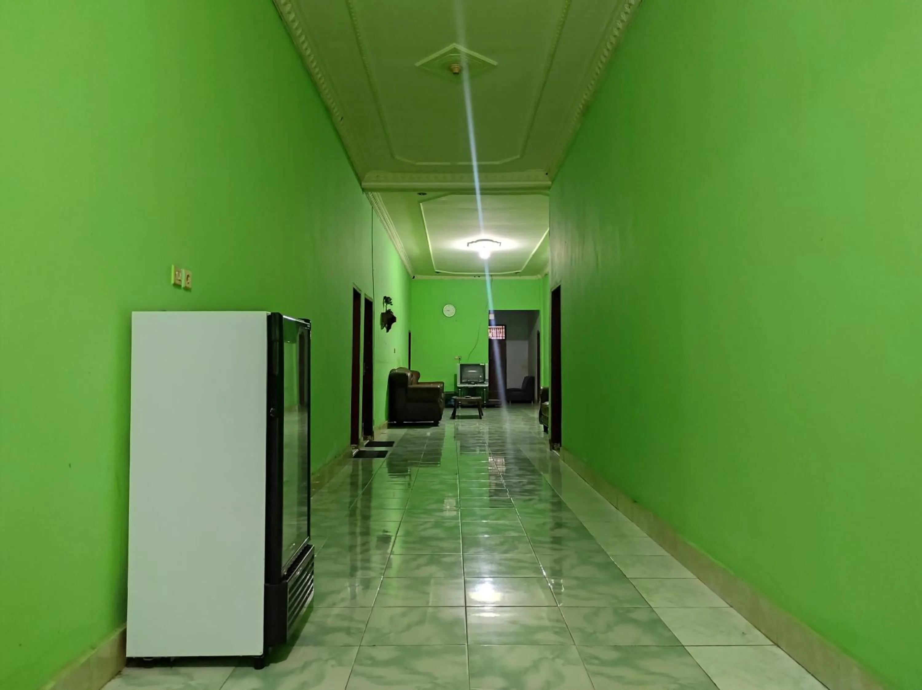 Lobby or reception in OYO 93411 Syariah Hotel Tomborang