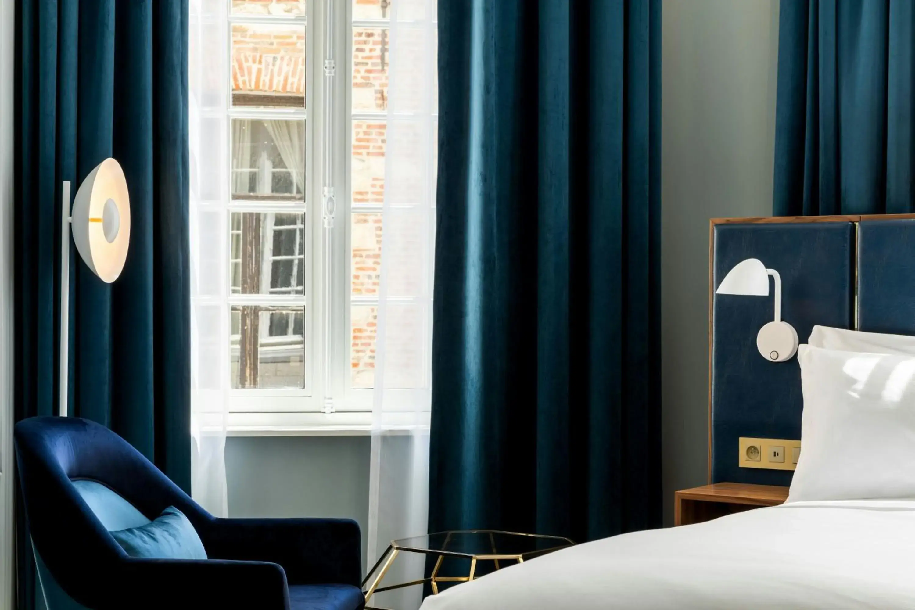 Photo of the whole room, Bed in Sapphire House Antwerp, Autograph Collection by Marriott Photo of the whole room, Bed in Sapphire House Antwerp, Autograph Collection by Marriott