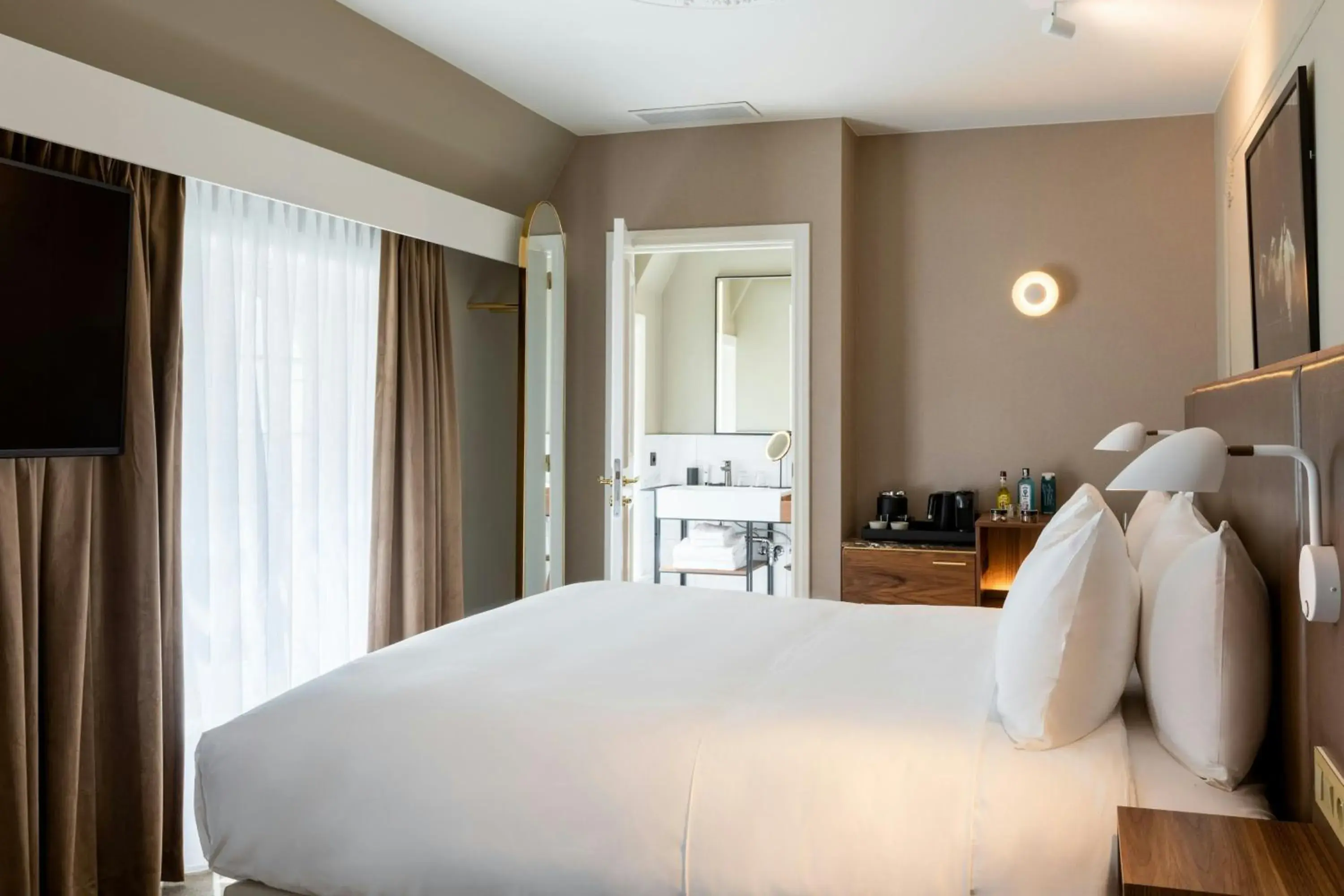 Photo of the whole room, Bed in Sapphire House Antwerp, Autograph Collection by Marriott Photo of the whole room, Bed in Sapphire House Antwerp, Autograph Collection by Marriott