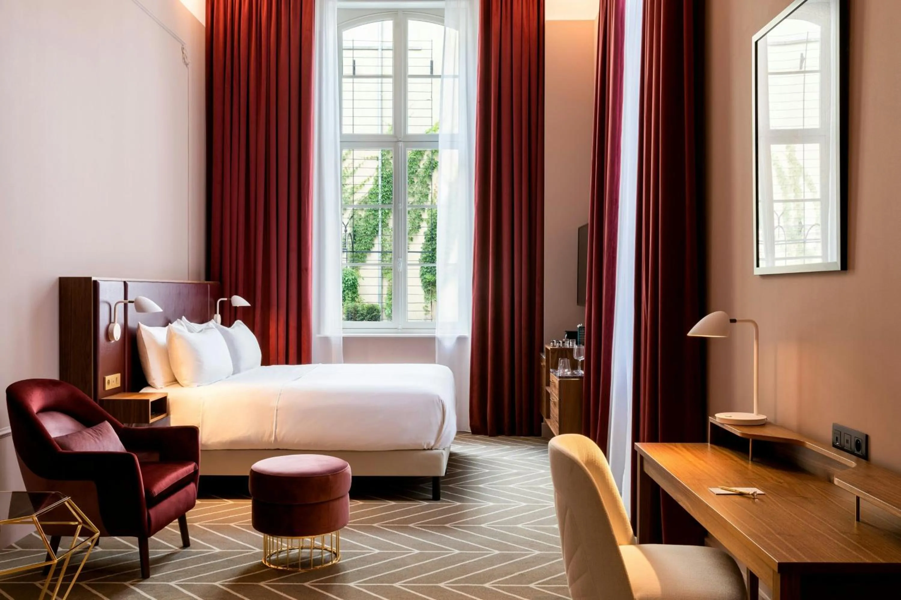 Photo of the whole room, Bed in Sapphire House Antwerp, Autograph Collection