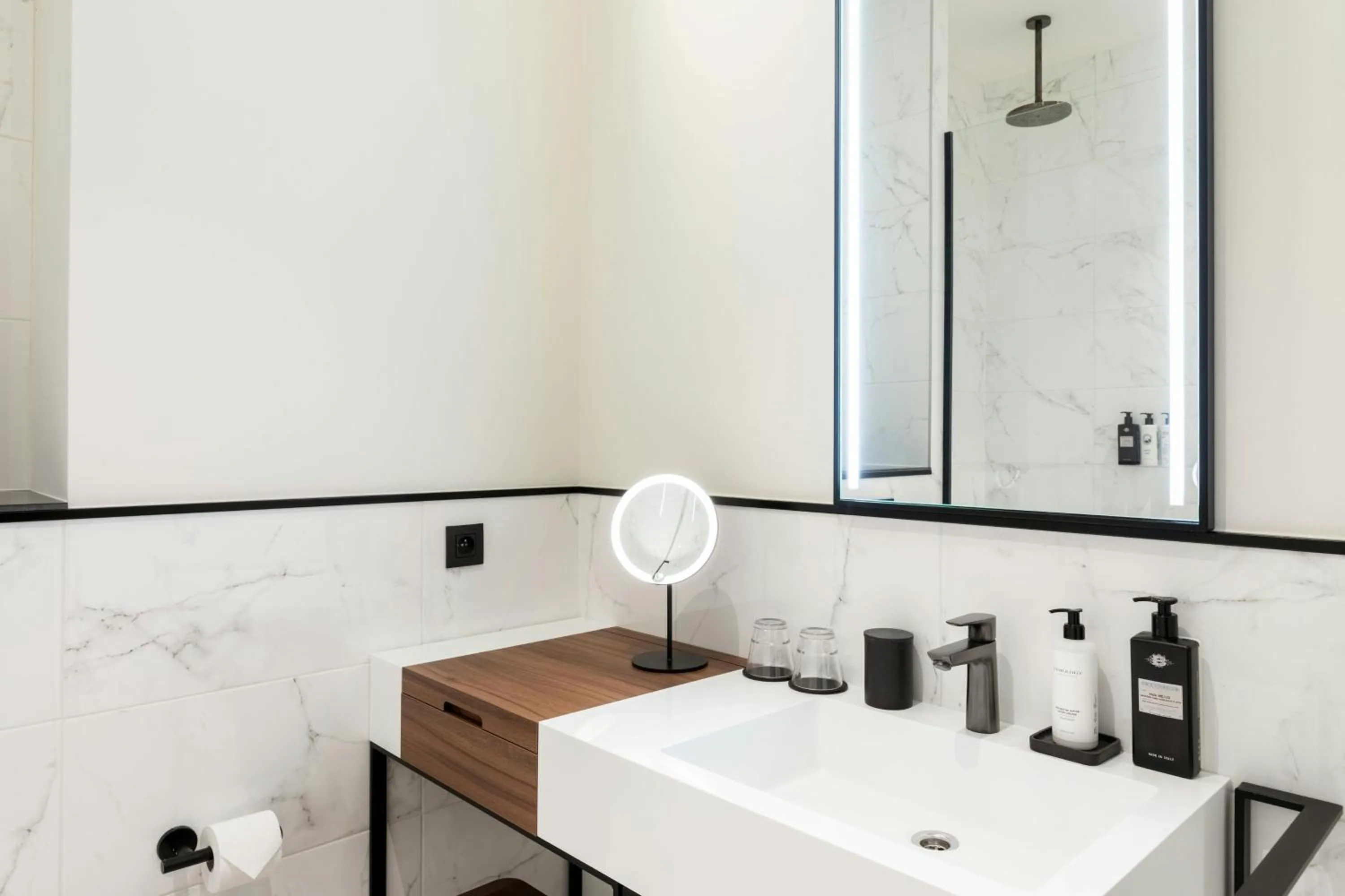 Bathroom in Sapphire House Antwerp, Autograph Collection