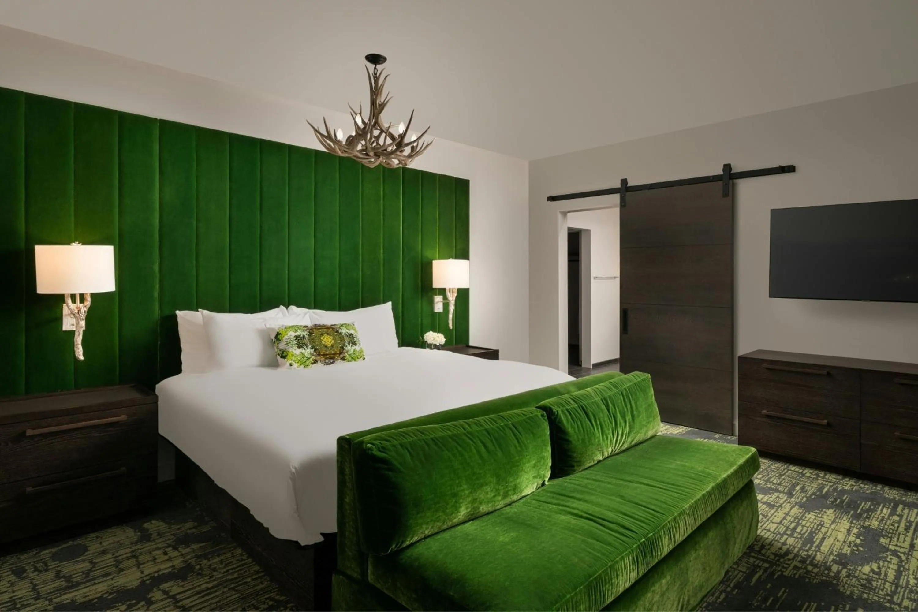 Photo of the whole room, Bed in Grand Bohemian Lodge Greenville, Autograph Collection