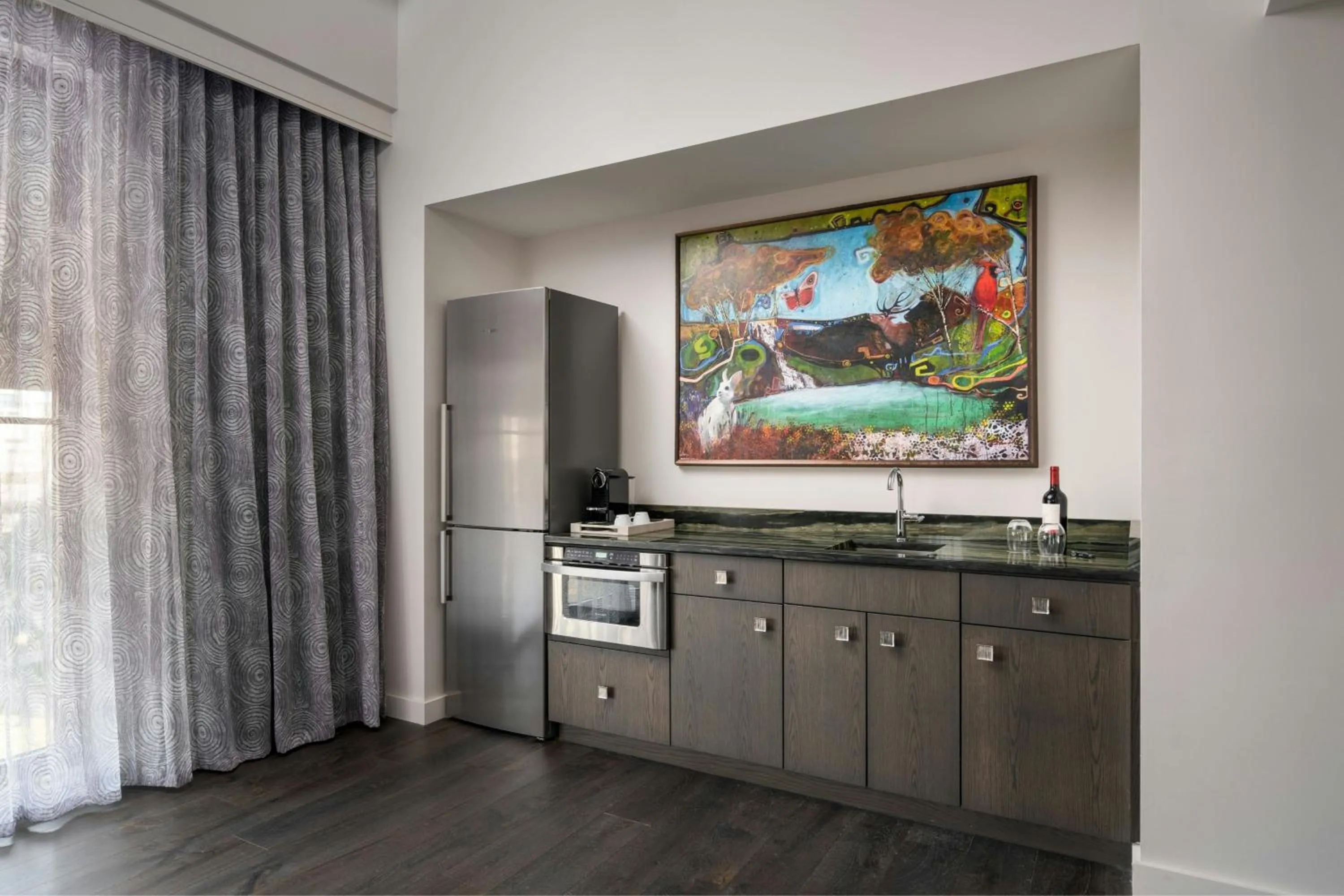 Kitchen or kitchenette in Grand Bohemian Lodge Greenville, Autograph Collection