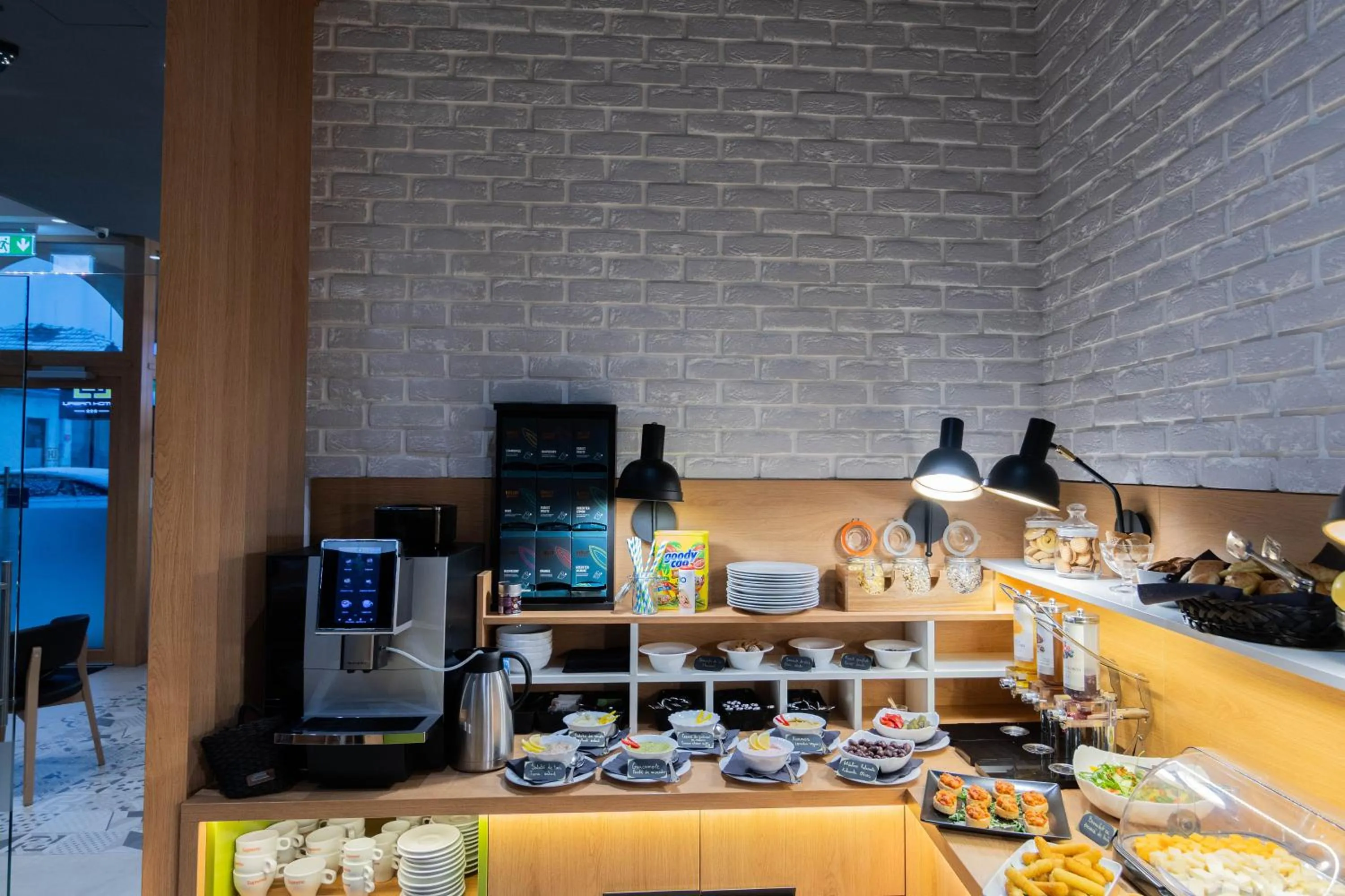 Restaurant/places to eat in Hotel Urban