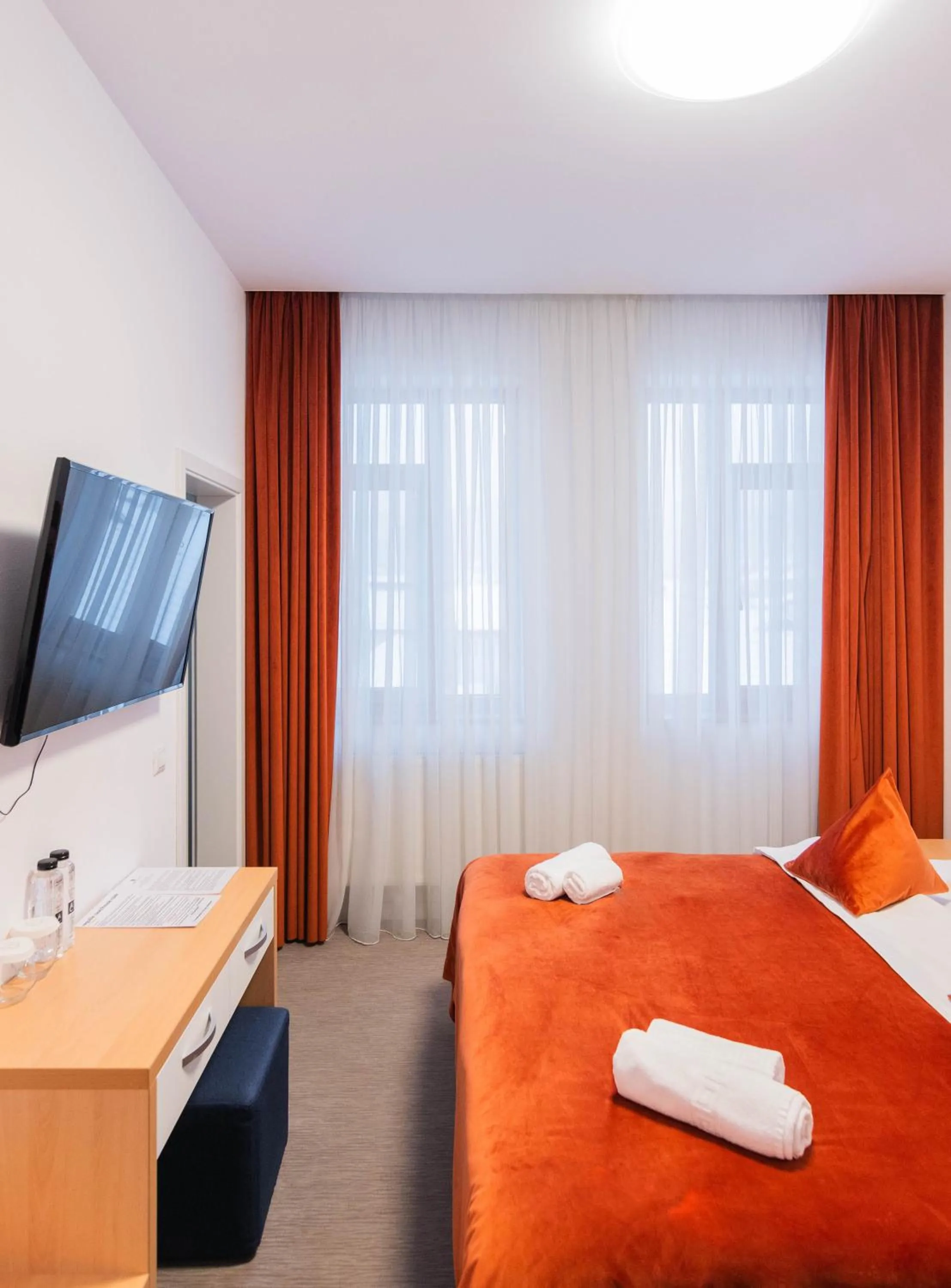 Communal lounge/ TV room, Bed in Hotel Urban