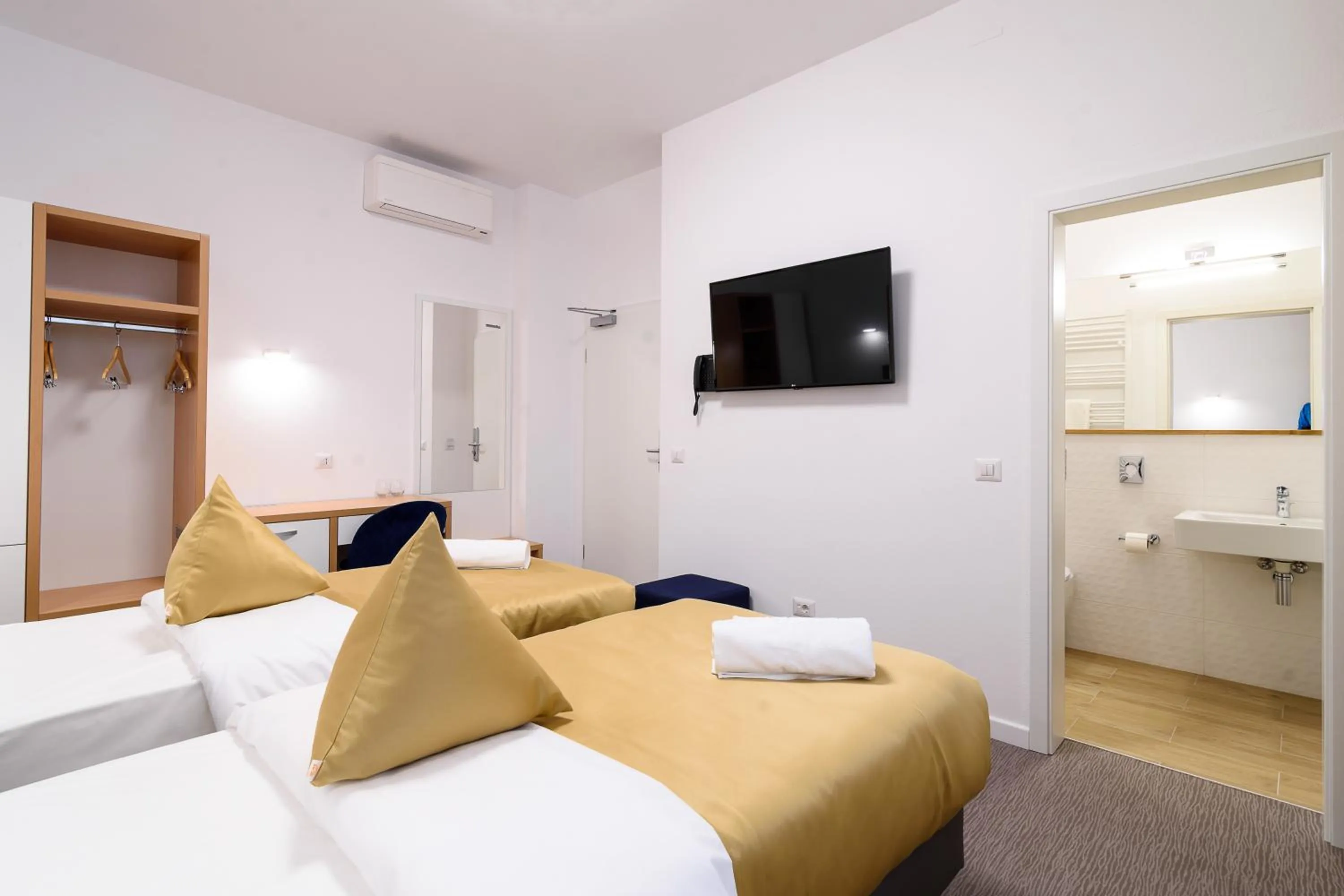 Communal lounge/ TV room, Bed in Hotel Urban