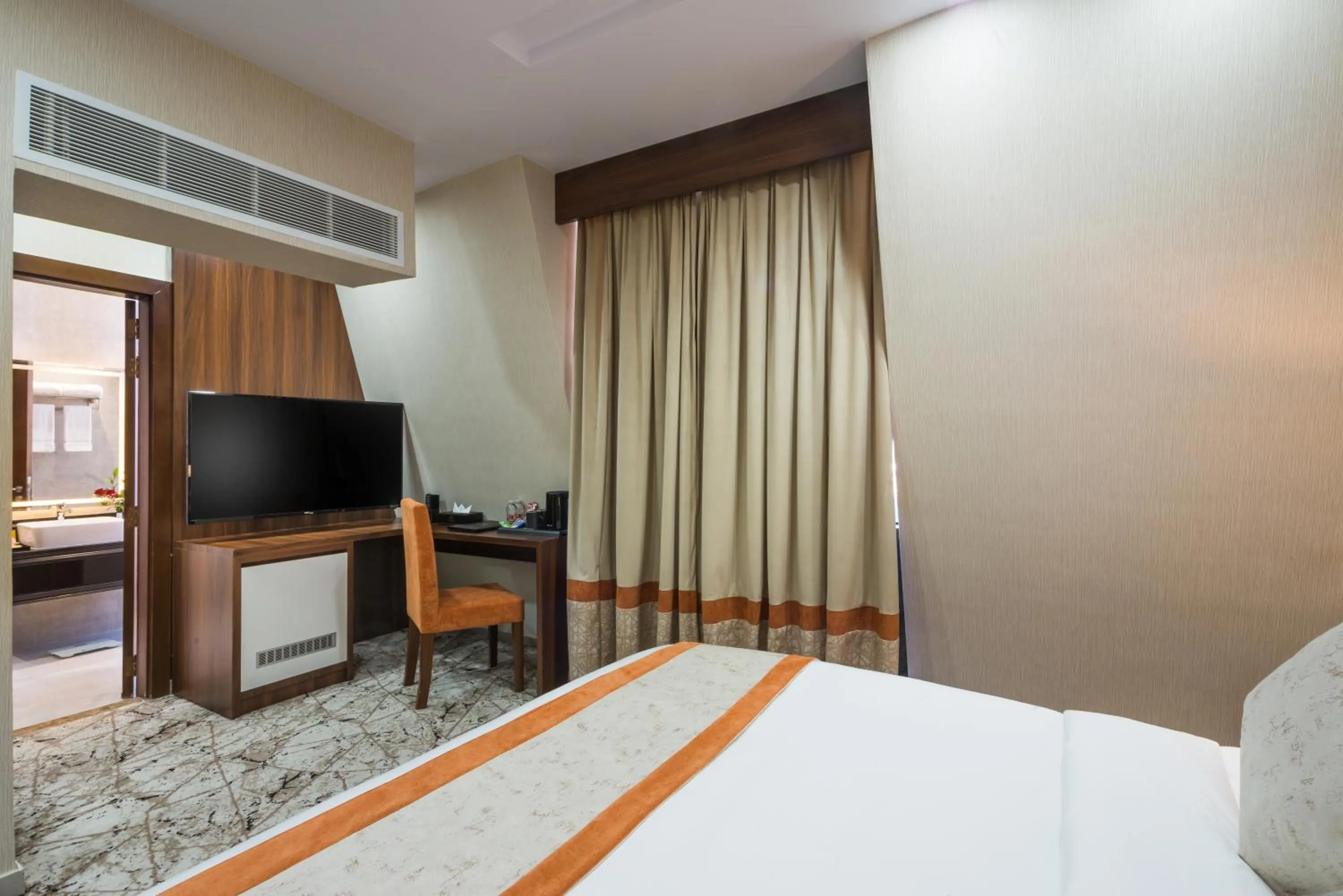 Communal lounge/ TV room, Bed in Tulip Plaza Hotel