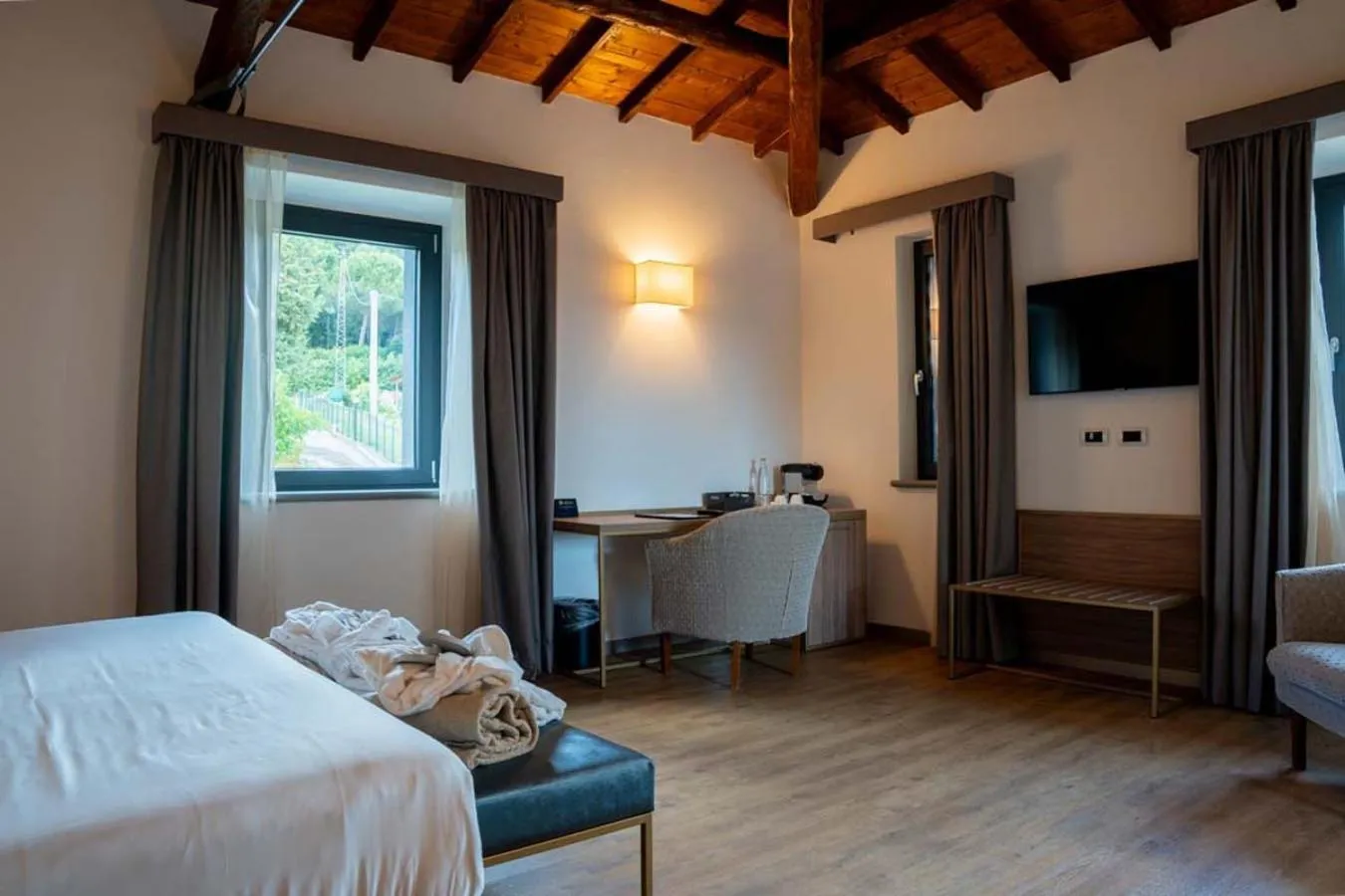 Hot Tub, Bed in Le Cappuccinelle Suites&SPA