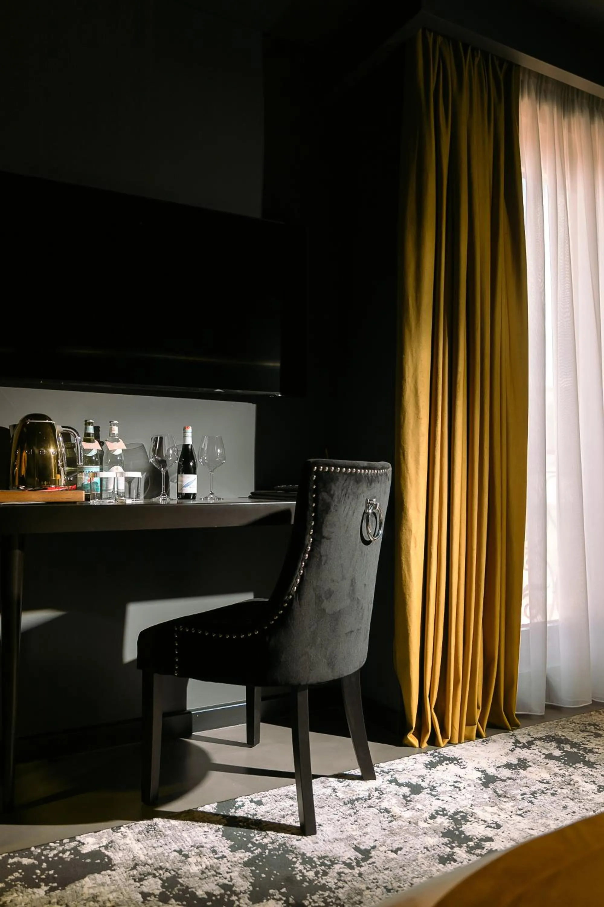 Communal lounge/ TV room in Mert Boutique Hotel