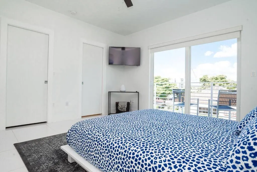 Bed in Across the Ocean few steps to beach contemporary three Bedroom townhouse