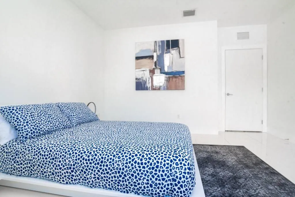 Bed in Across the Ocean few steps to beach contemporary three Bedroom townhouse