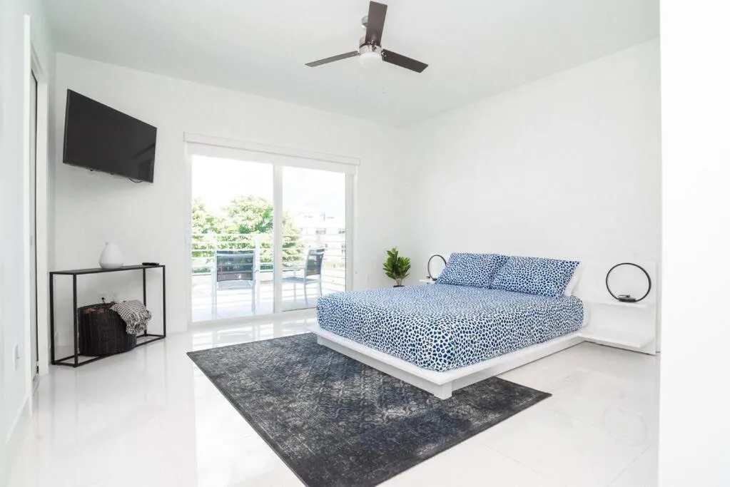 Bed in Across the Ocean few steps to beach contemporary three Bedroom townhouse