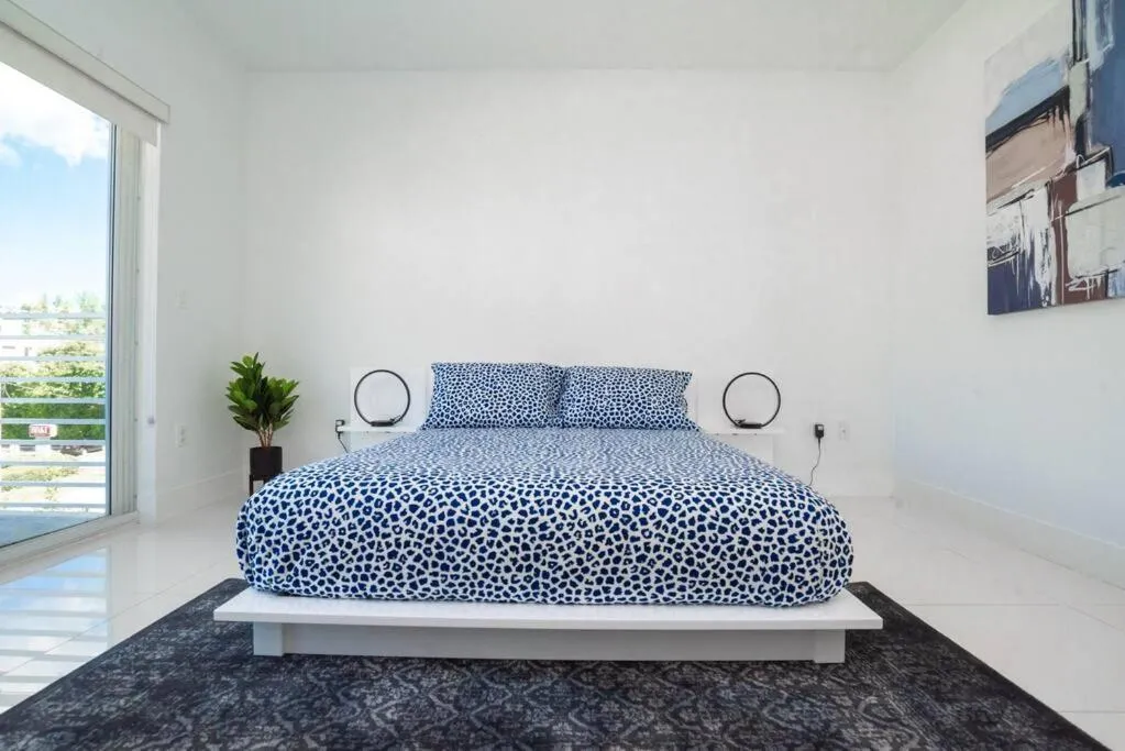 Bed in Across the Ocean few steps to beach contemporary three Bedroom townhouse