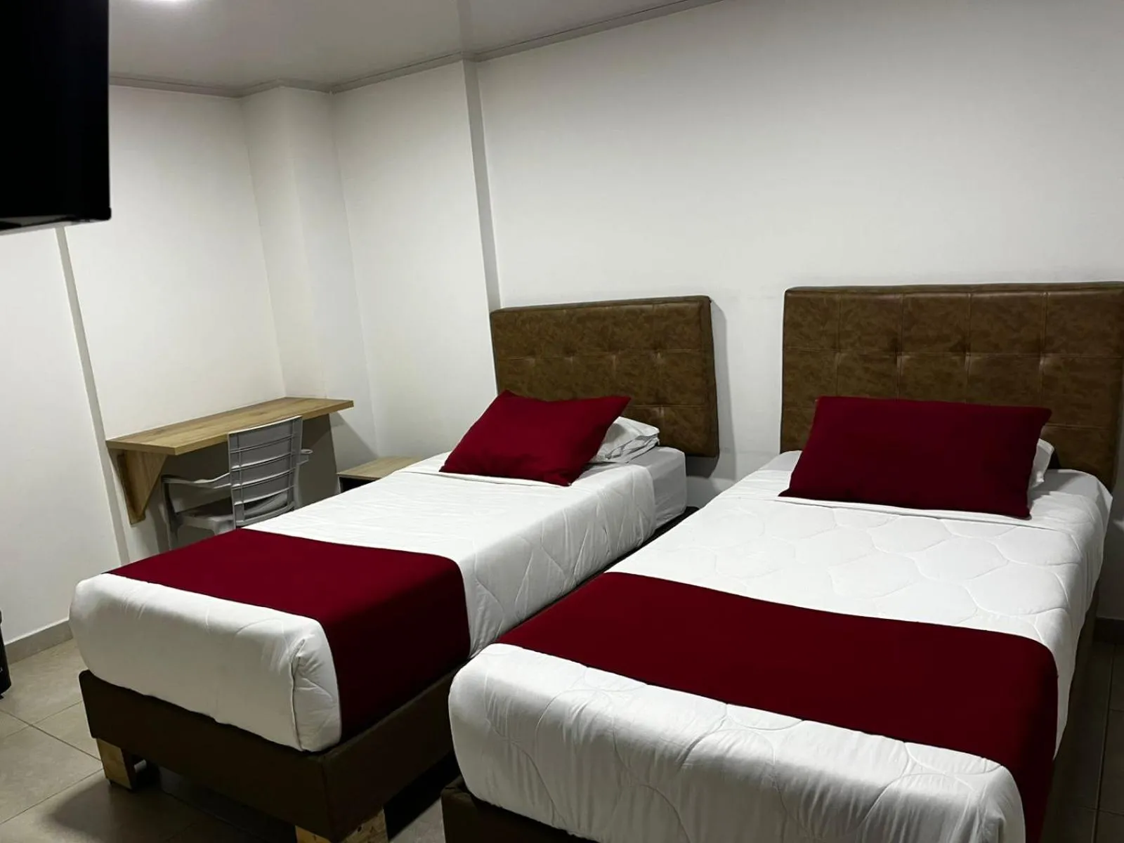 Twin Room in Hotel Monarka-Edificio