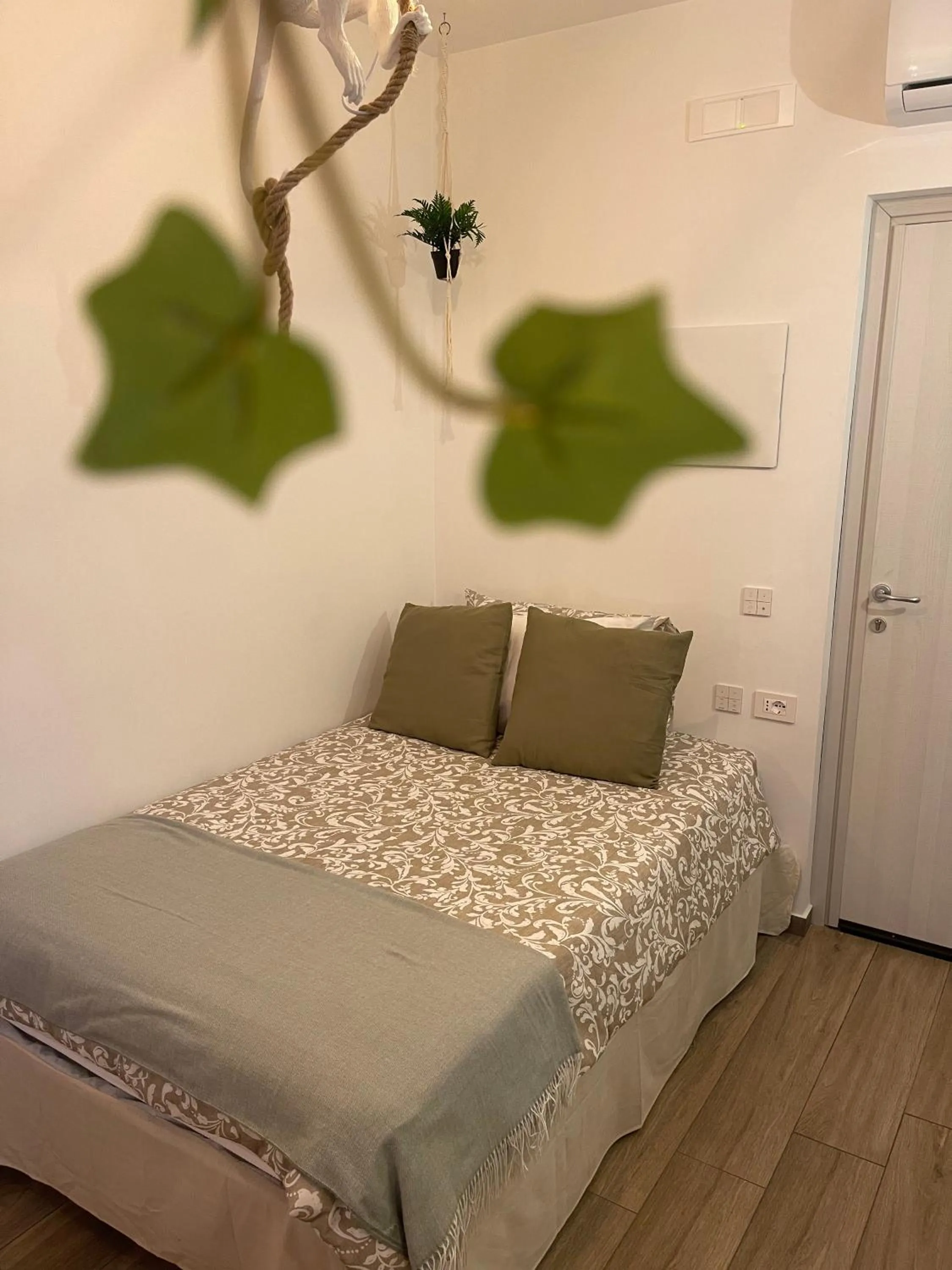 Bed in Urban jungle rooms