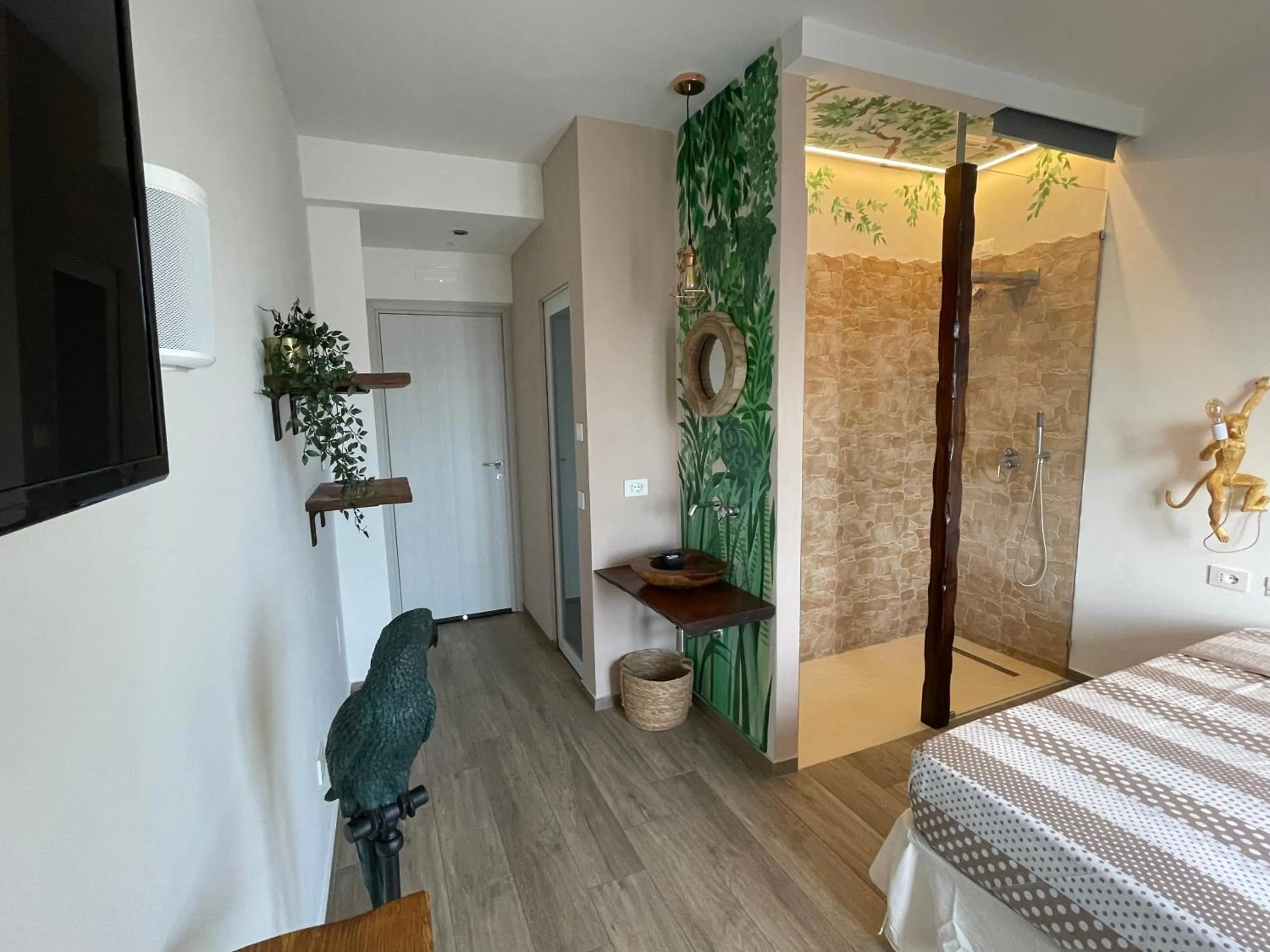 Shower, Bed in Urban jungle rooms