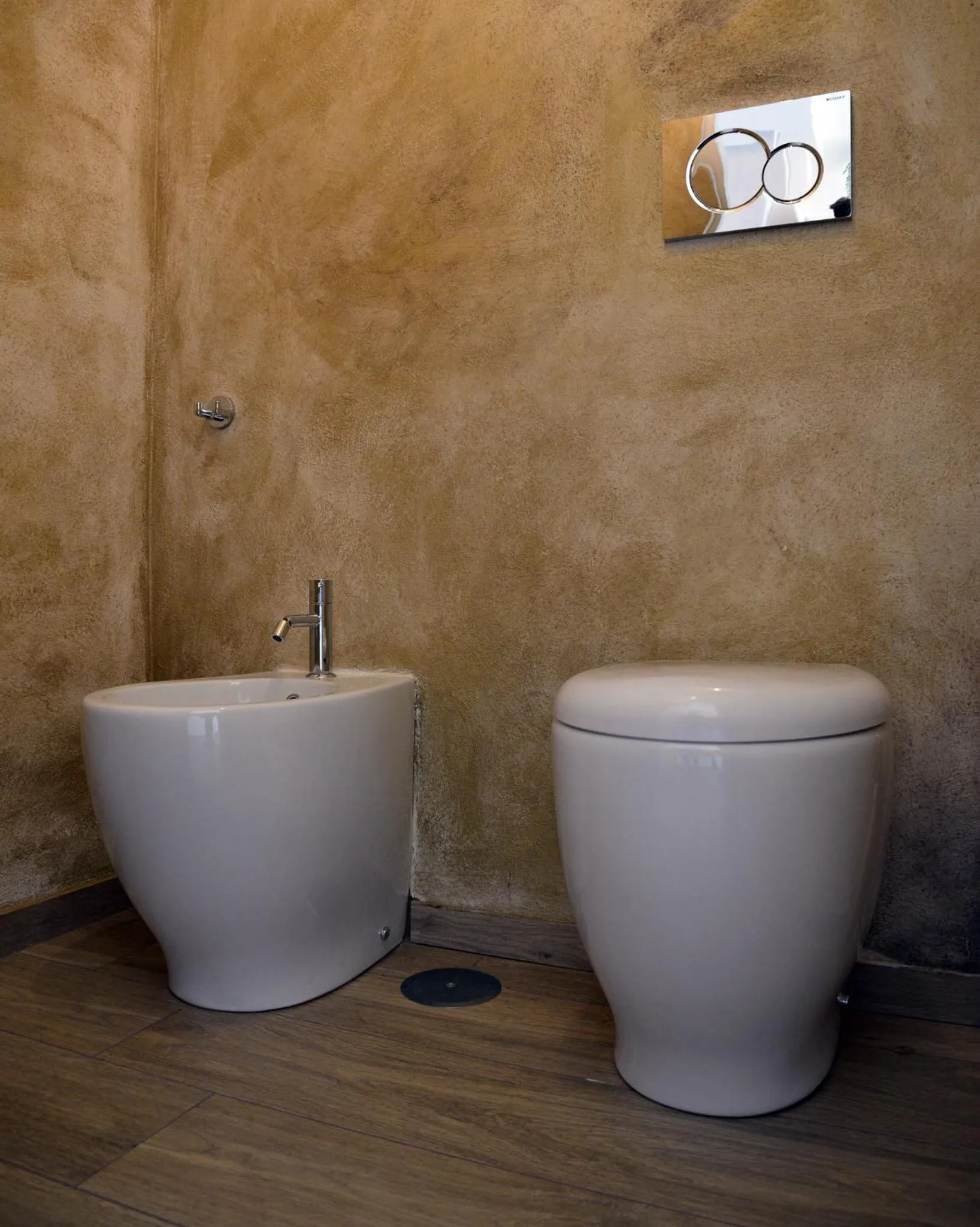 Toilet in Urban jungle rooms