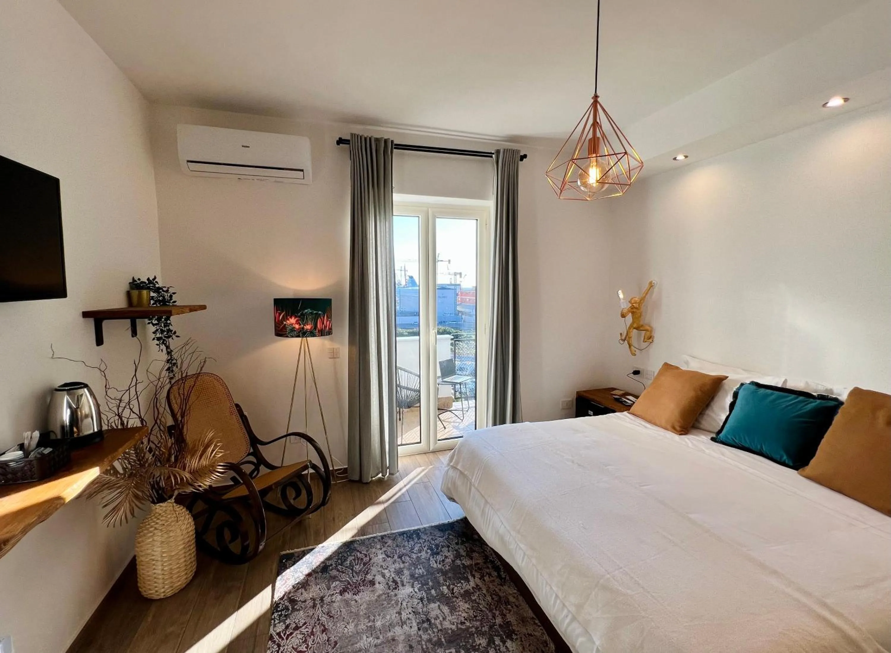 Toilet, Bed in Urban jungle rooms