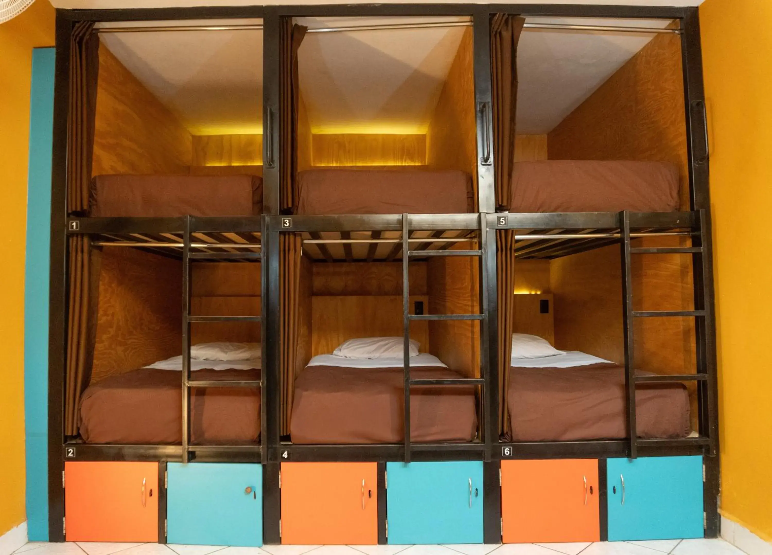 Deluxe Pod-Style 6-Bed Female Dormitory Room with Private Bathroom in Wild Rover Huacachina Deluxe Pod-Style 6-Bed Female Dormitory Room with Private Bathroom in Wild Rover Huacachina