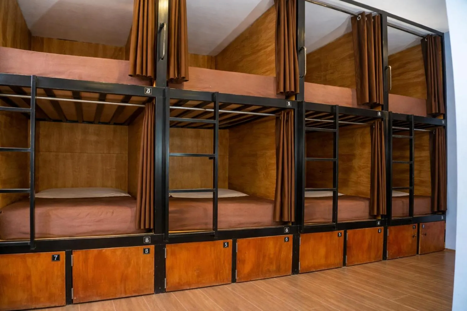 Deluxe Pod-Style 14-Bed Dormitory Room with Private Bathroom in Wild Rover Huacachina