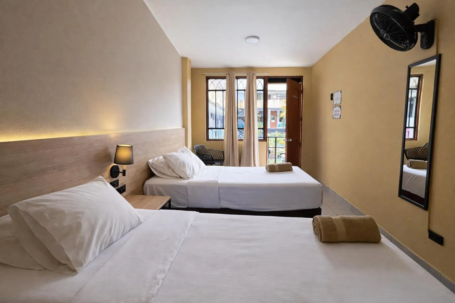 Twin Room with Private Bathroom in Wild Rover Huacachina