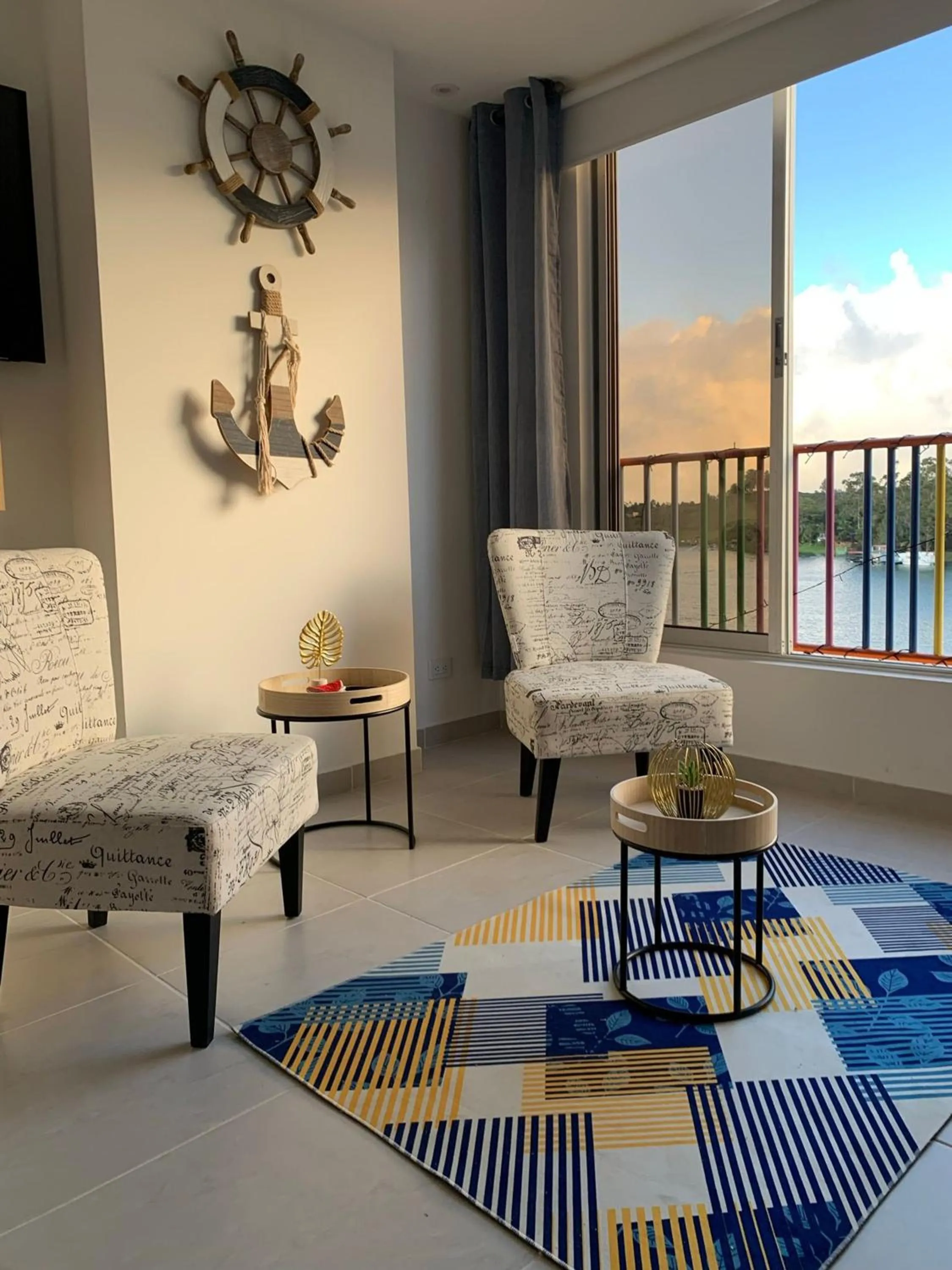 Apartamentos Avenida del malecón, frente al lago. Guatape