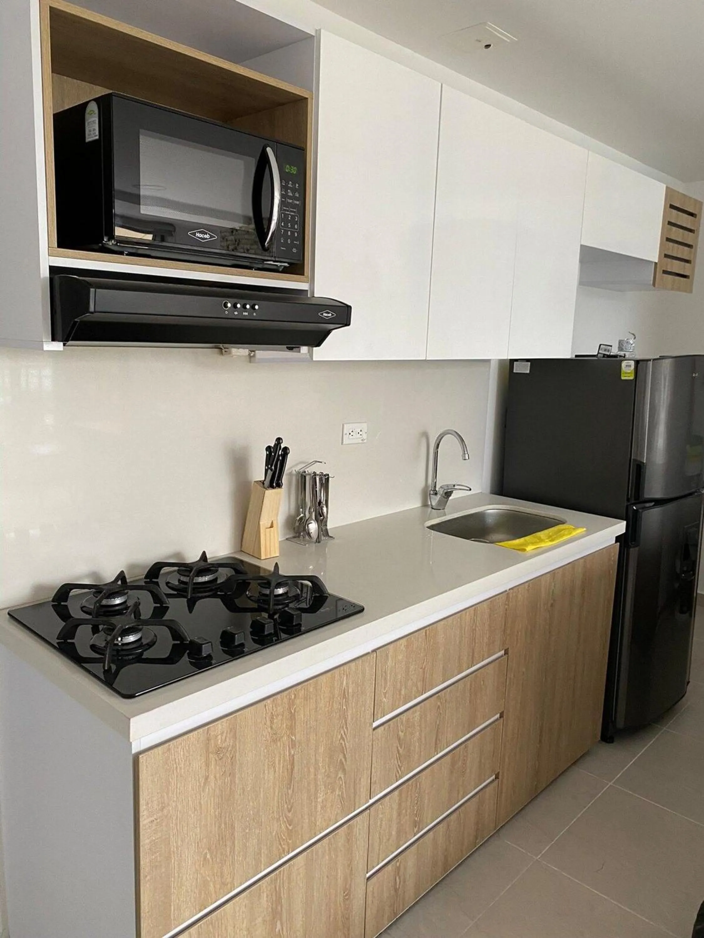 Kitchen or kitchenette in Apartamentos Avenida del malecón, frente al lago. Guatape