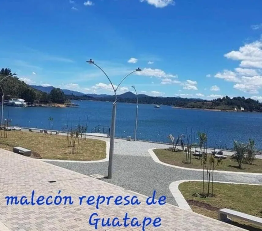 Apartamentos Avenida del malecón, frente al lago. Guatape