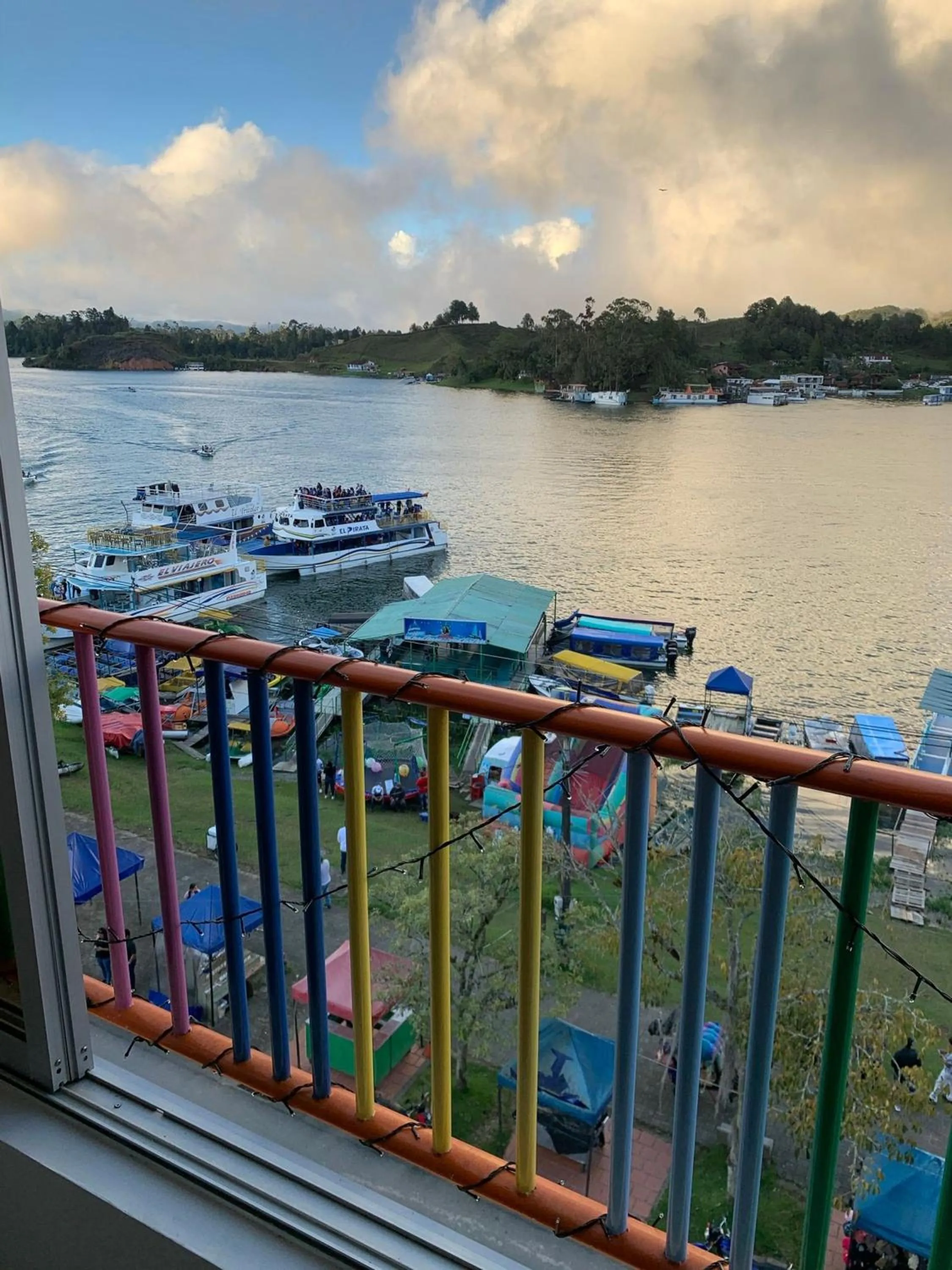 Apartamentos Avenida del malecón, frente al lago. Guatape