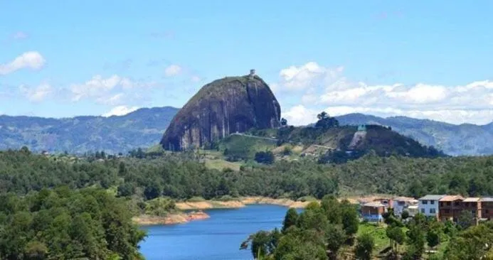 Apartamentos Avenida del malecón, frente al lago. Guatape