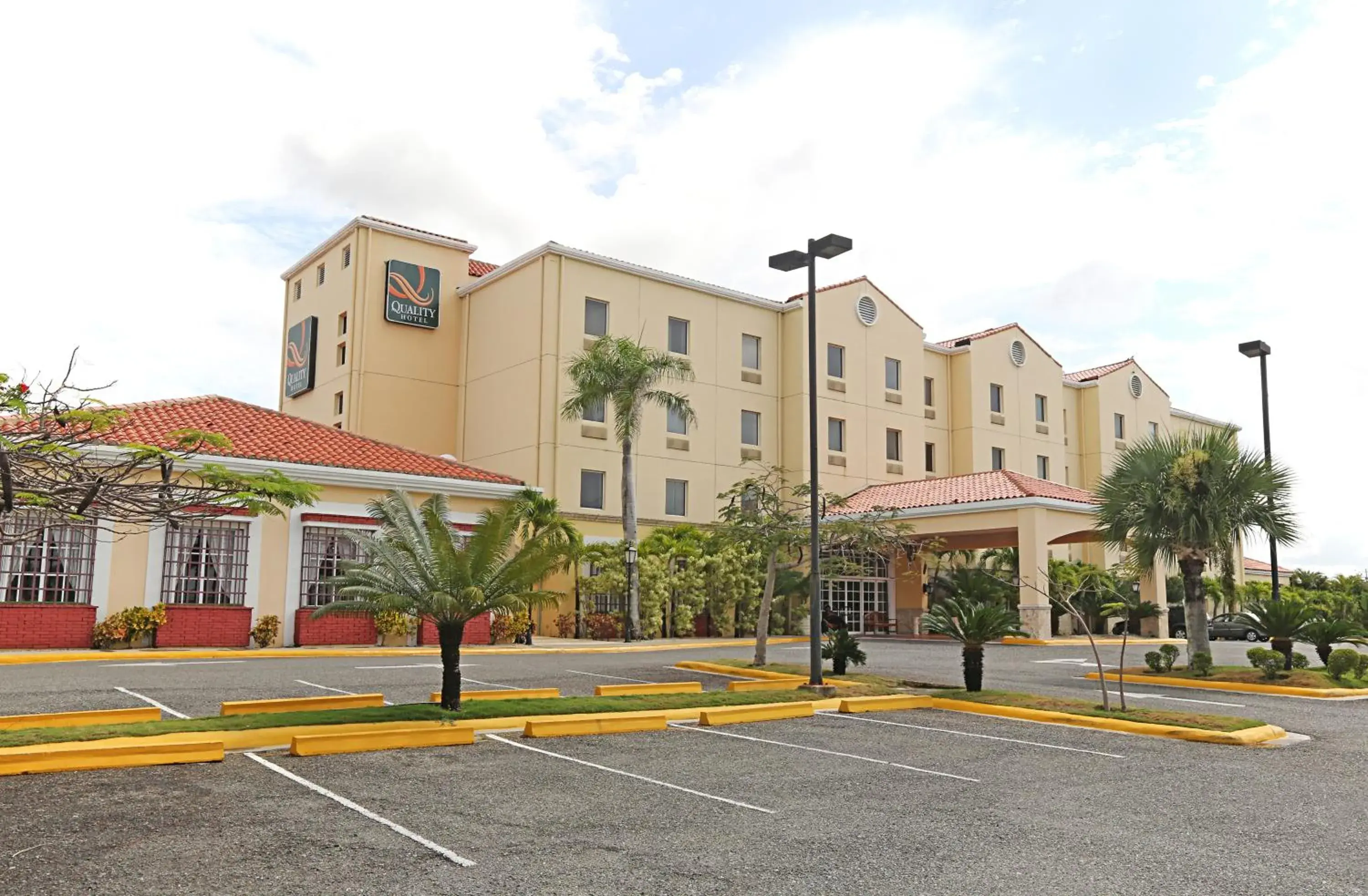 Property building in Quality Hotel Real Aeropuerto Santo Domingo Property building in Quality Hotel Real Aeropuerto Santo Domingo