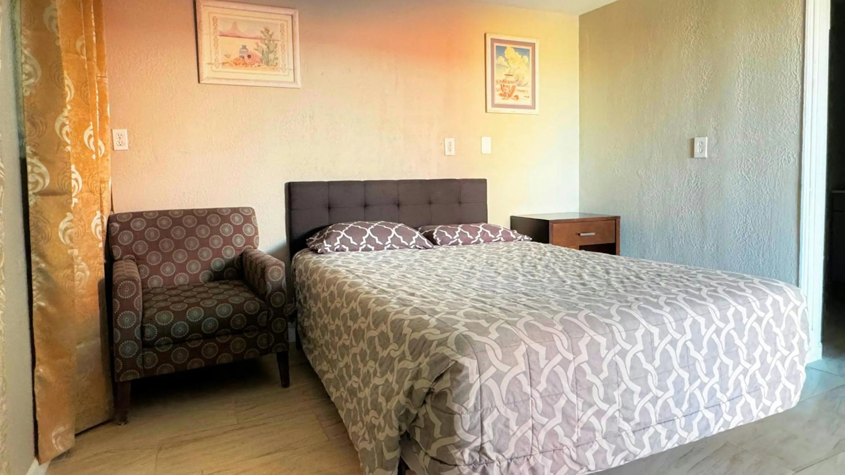 Bedroom, Bed in Copper Mountain Motel