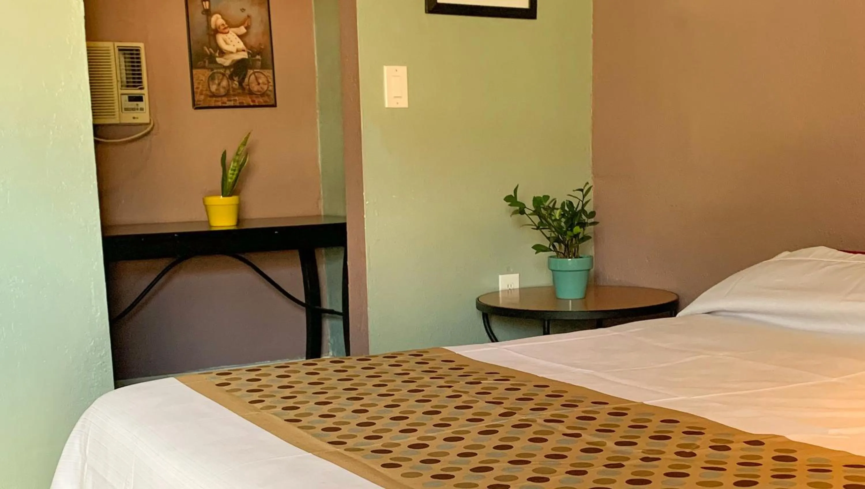 Bedroom, Bed in Copper Mountain Motel