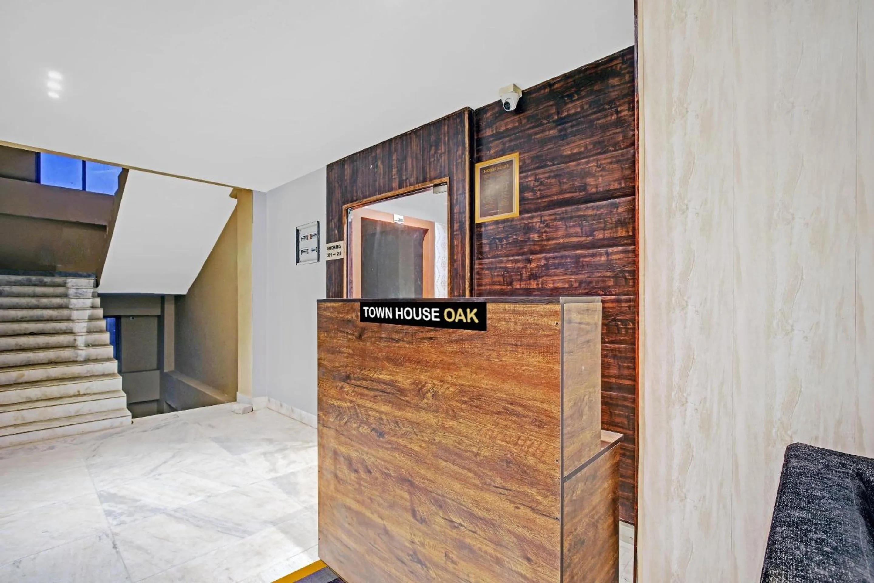 Lobby or reception in Townhouse OAK Hi-City