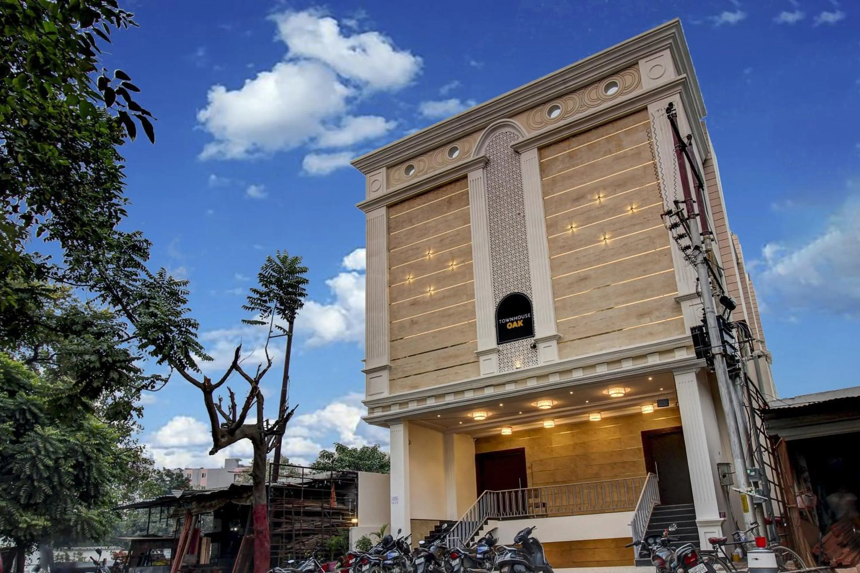 Facade/entrance in Super Townhouse OAK Aurelia Grand