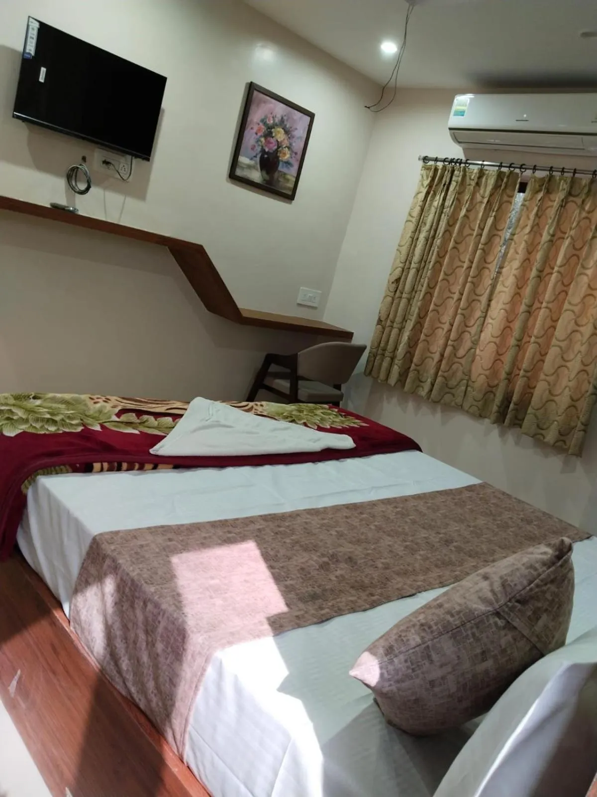 Communal lounge/ TV room, Bed in Hotel Siddhi Vinayak