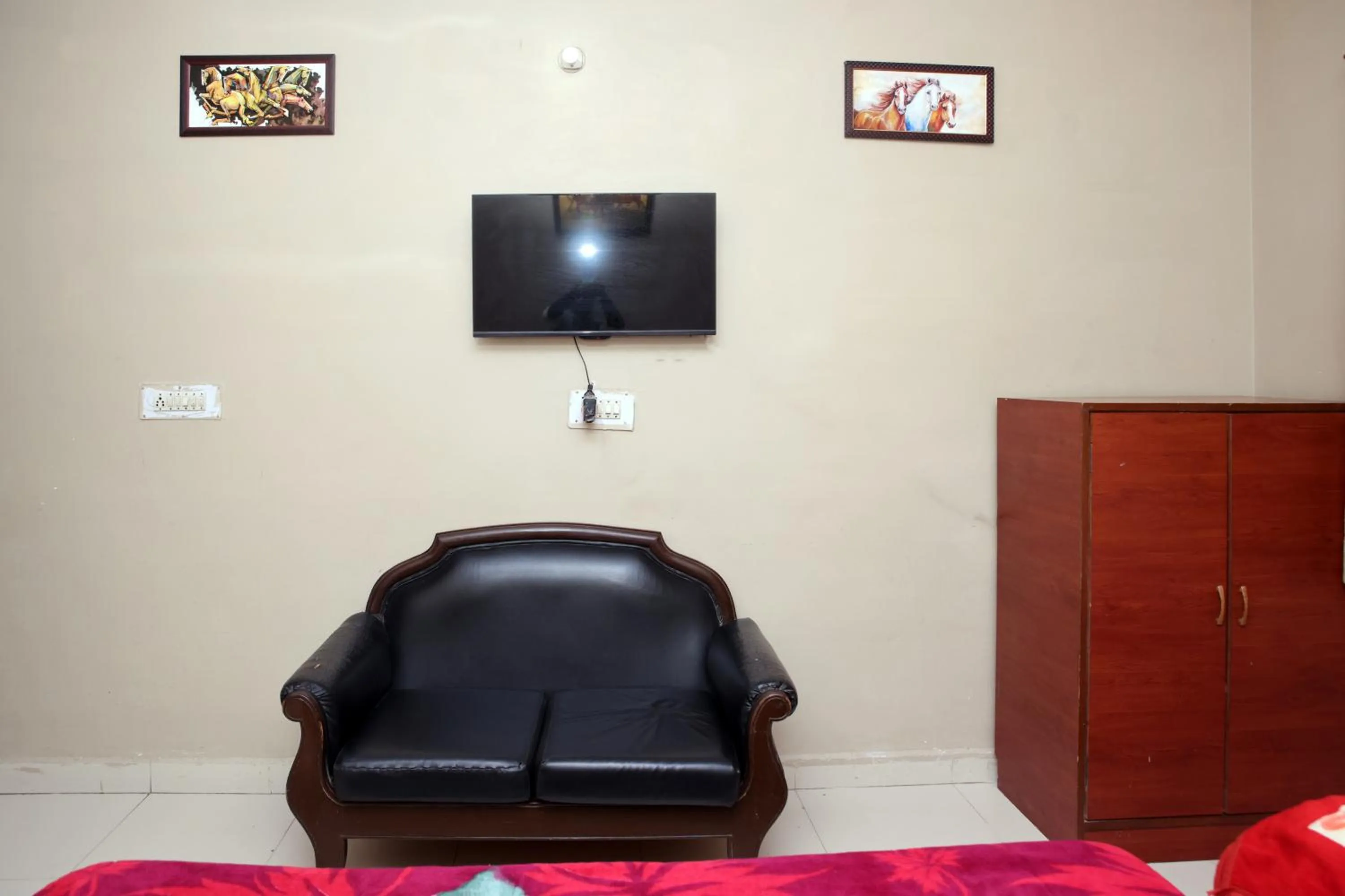 Communal lounge/ TV room in Hotel Siddhi Vinayak
