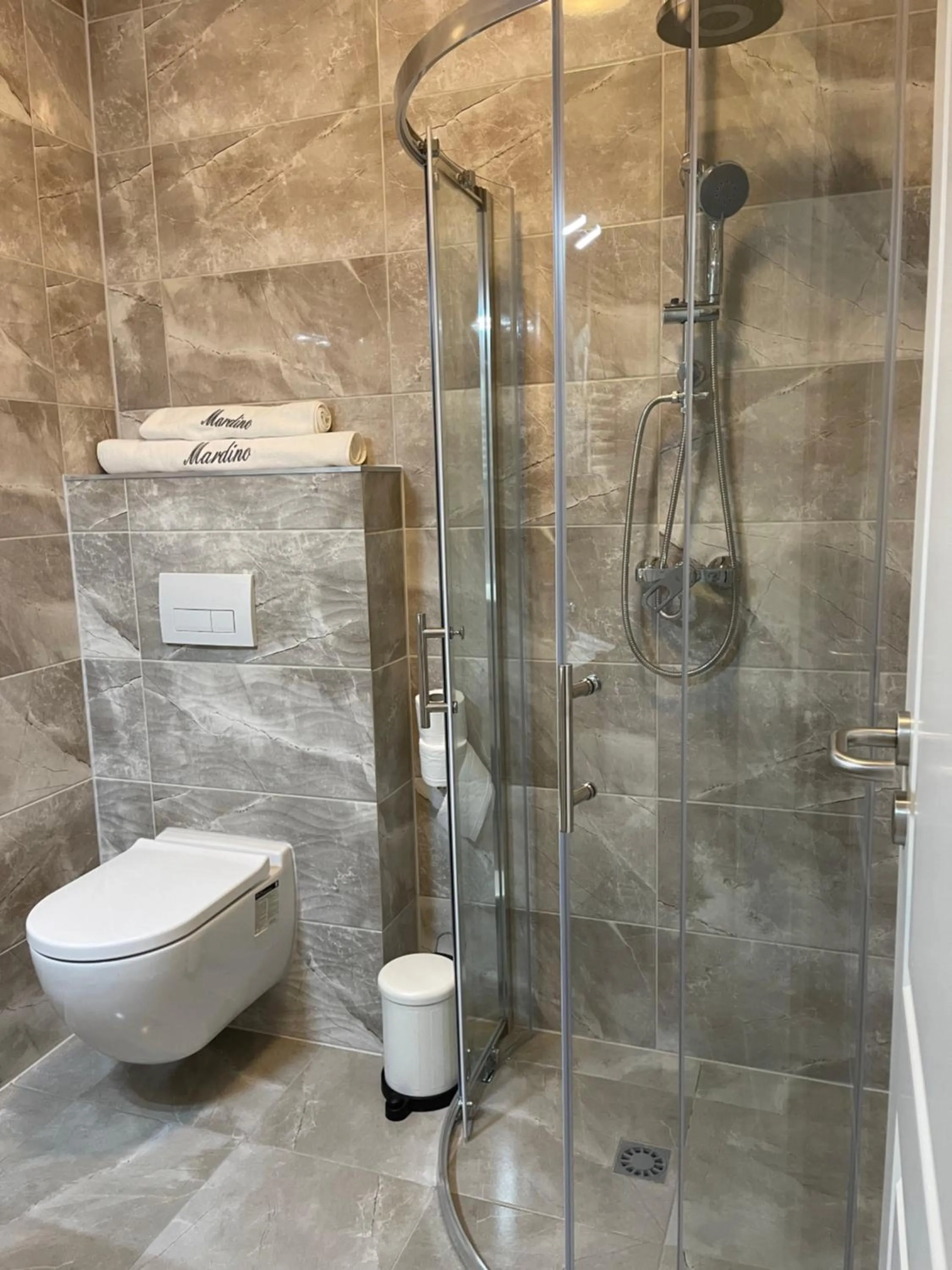 Shower in Hannover Zimmervermietung Mardino