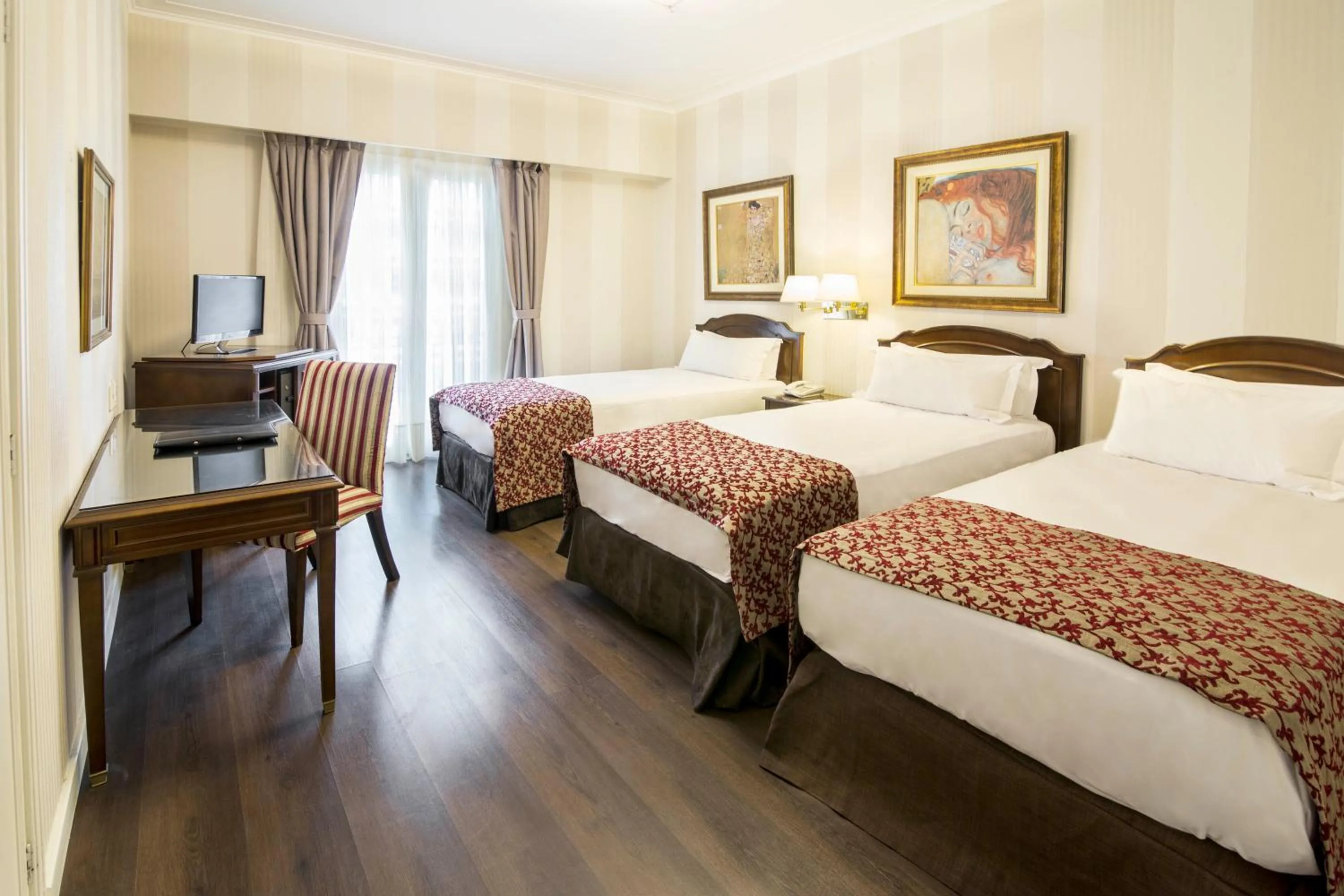 TV and multimedia, Bed in Claridge Hotel