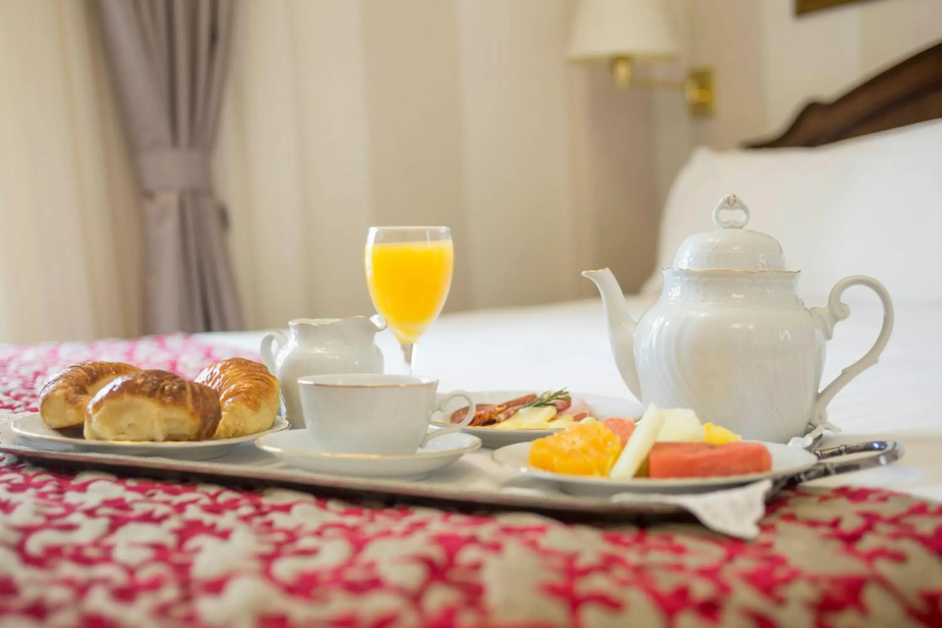 Coffee/tea facilities, Bed in Claridge Hotel Coffee/tea facilities, Bed in Claridge Hotel