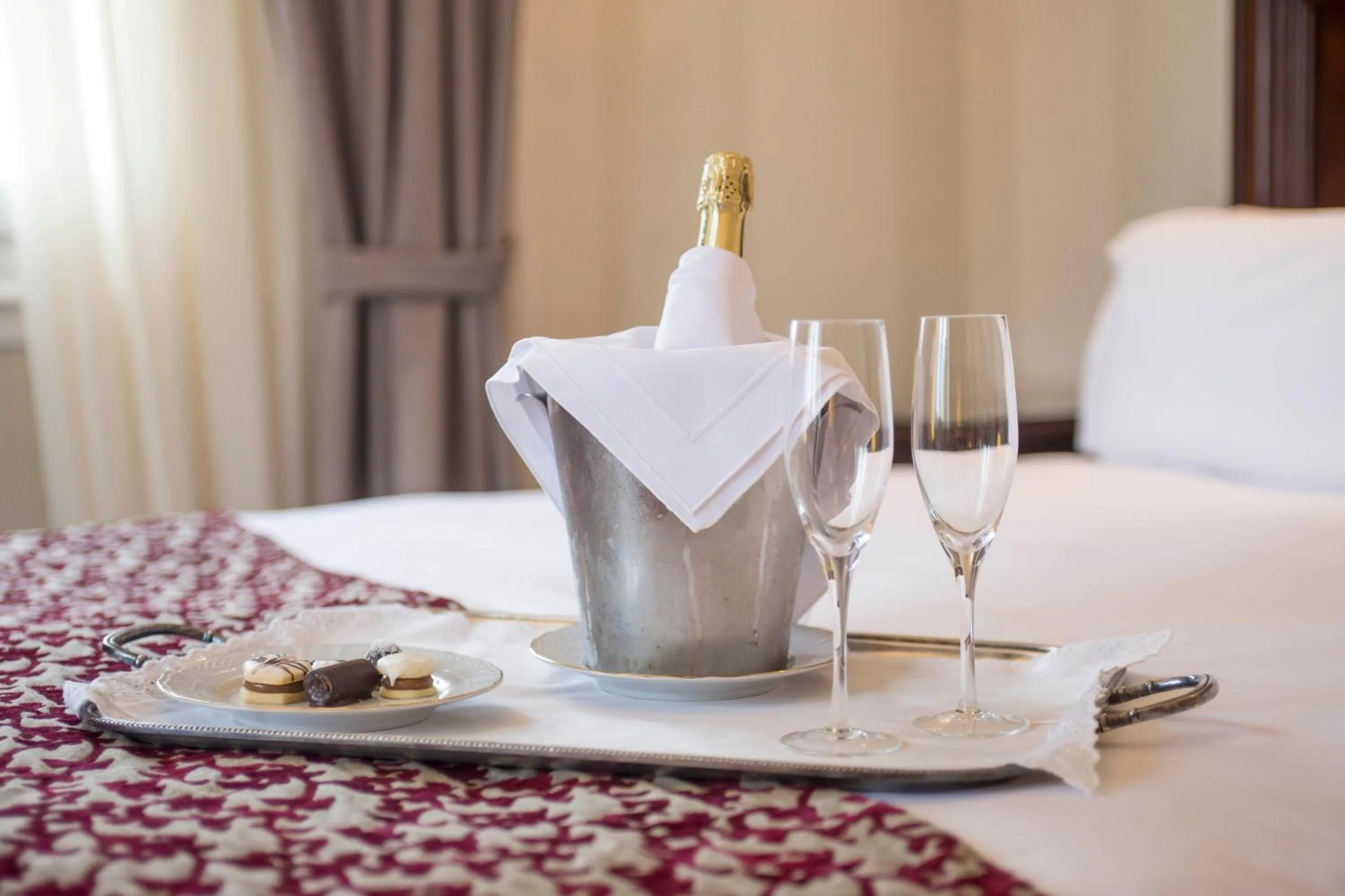 Bedroom, Bed in Claridge Hotel